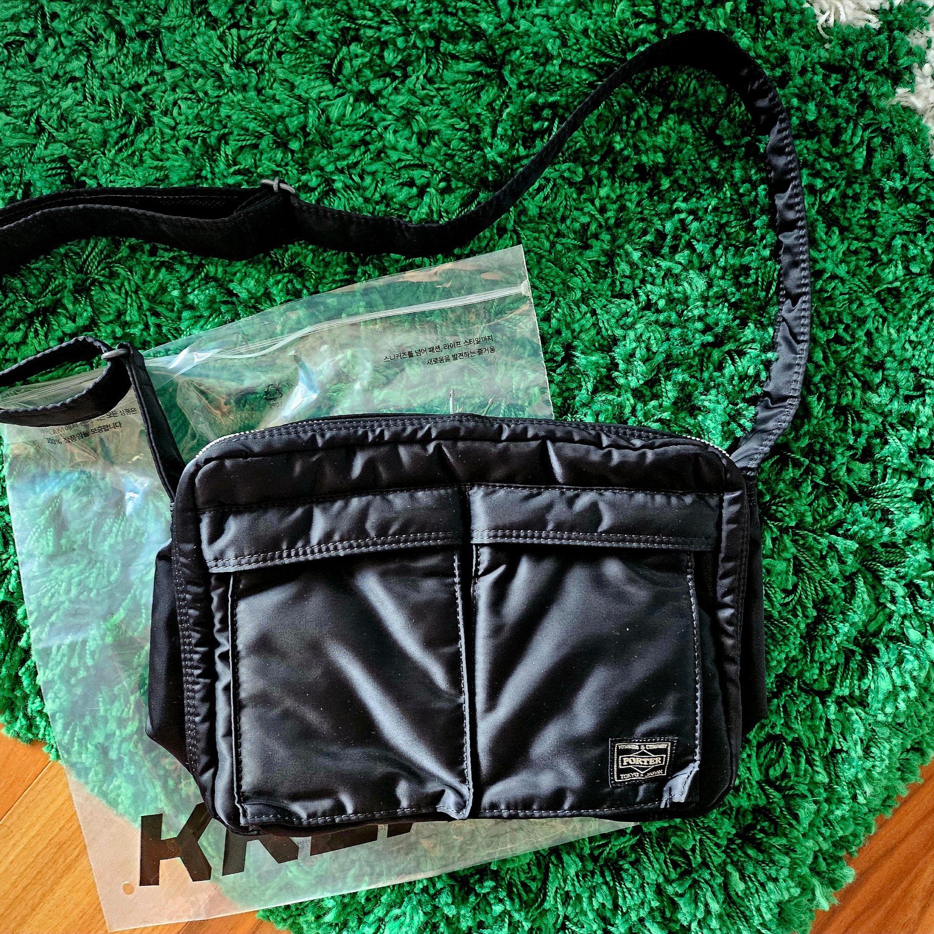 Porter Tanker Shoulder Bag L Black 착용 스타일