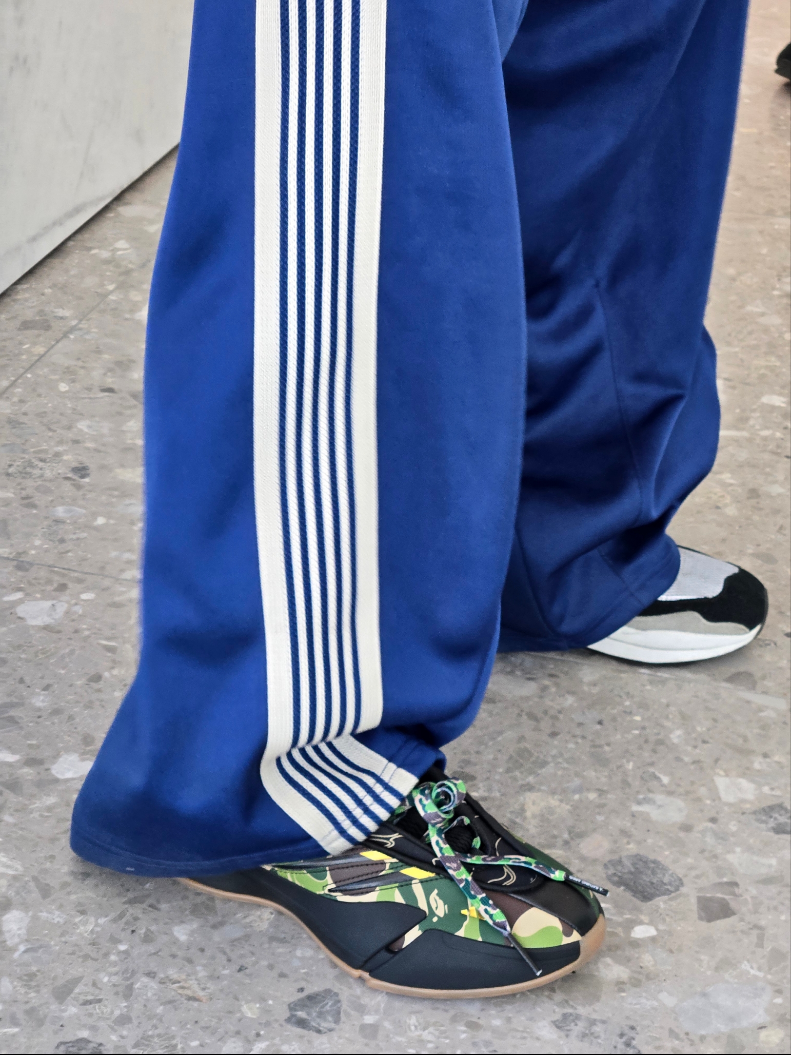 Needles H.D. Track Pants Poly Smooth Royal, New Balance x BAPE 5740 Grey 착용 스타일 - 2