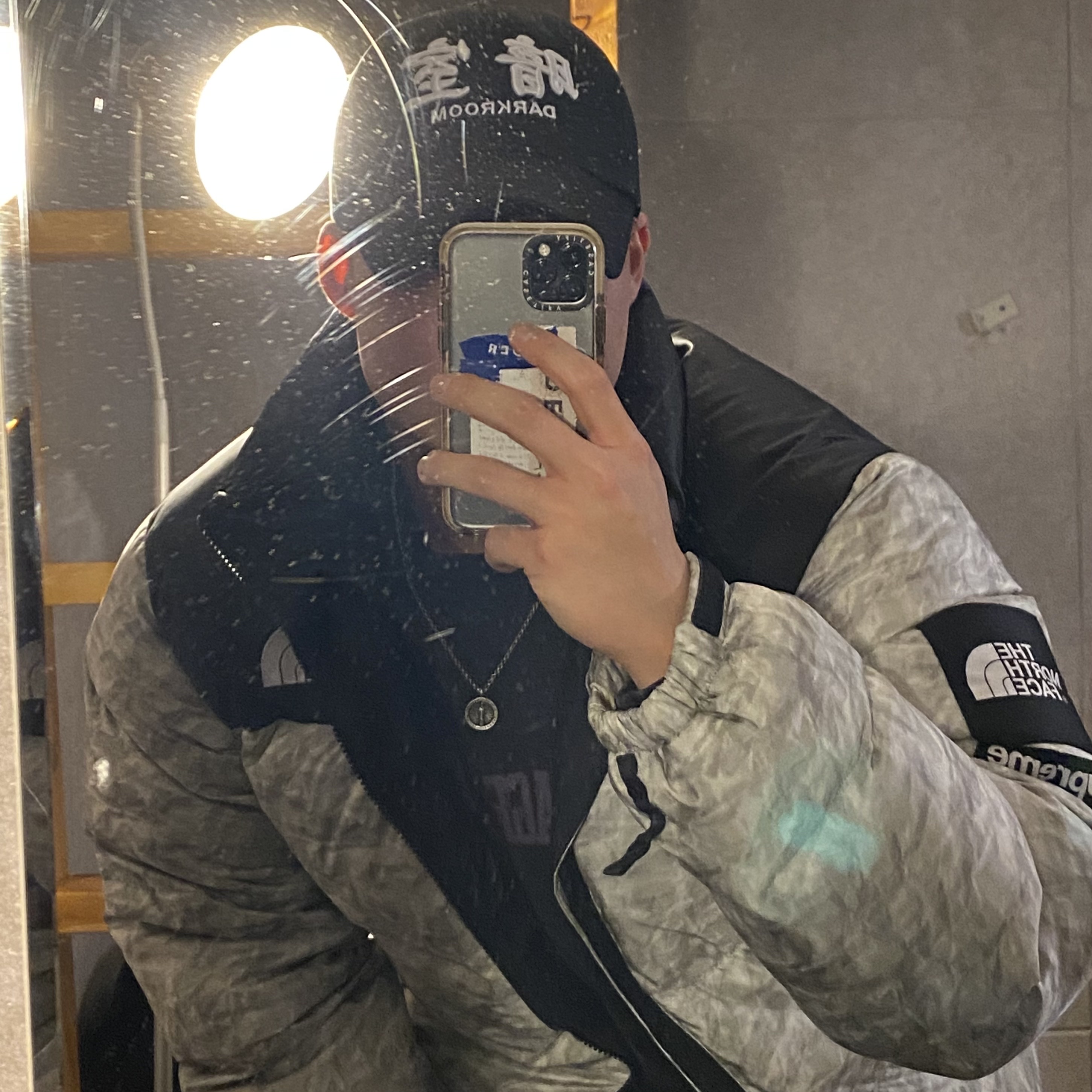 Supreme x The North Face Paper Print Nuptse Jacket - 19FW, Darkr8m Studio White Logo Cap 착용 스타일