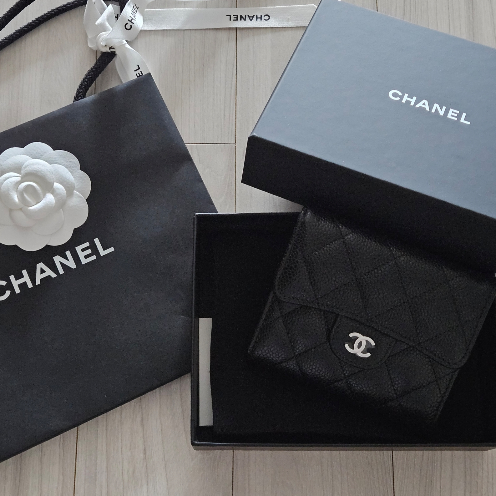 Chanel Small Classic Flap Wallet Grained Calfskin & Silver Black 착용 스타일