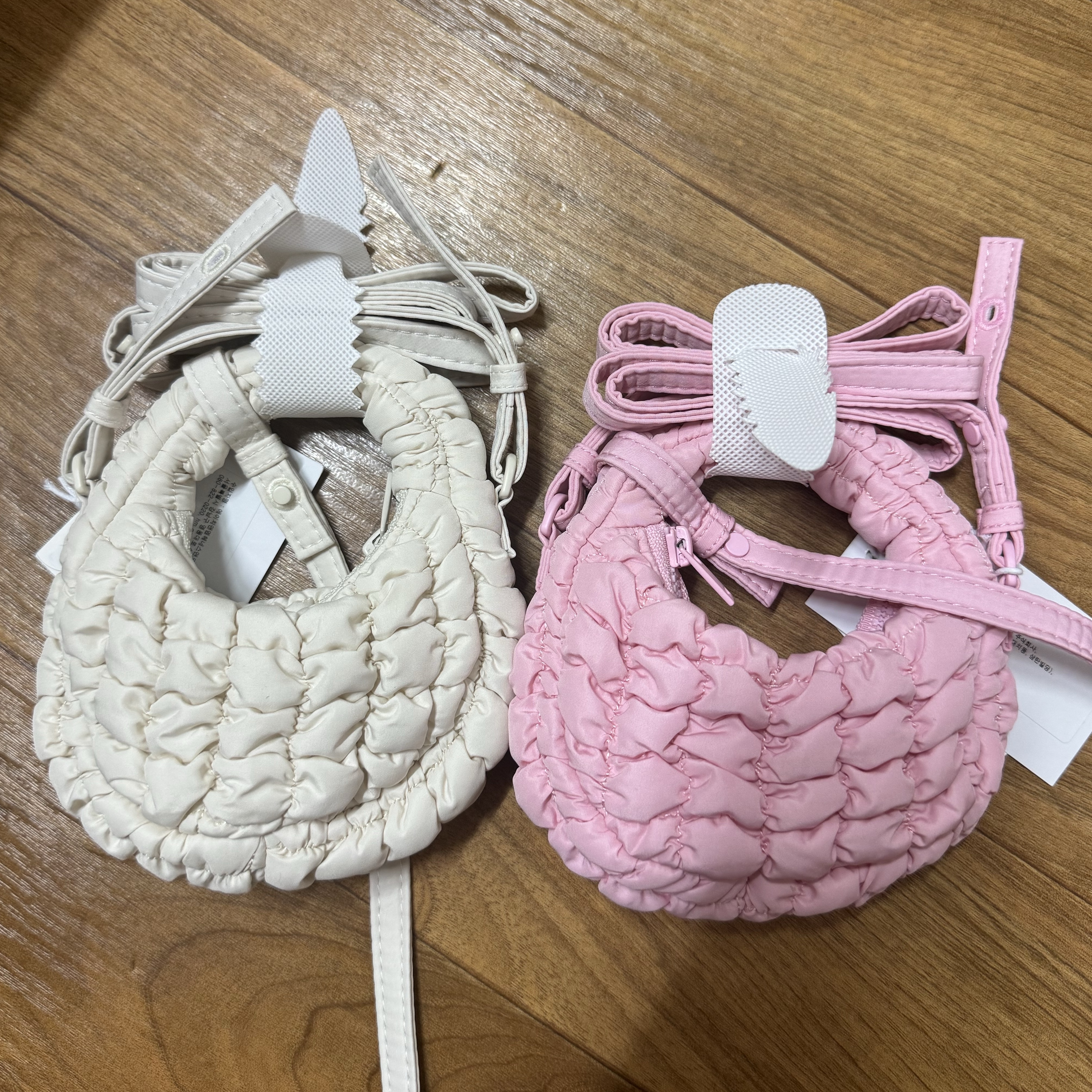 COS Quilted Nano Crossbody Bag Pink, COS Quilted Nano Crossbody Bag Beige 착용 스타일