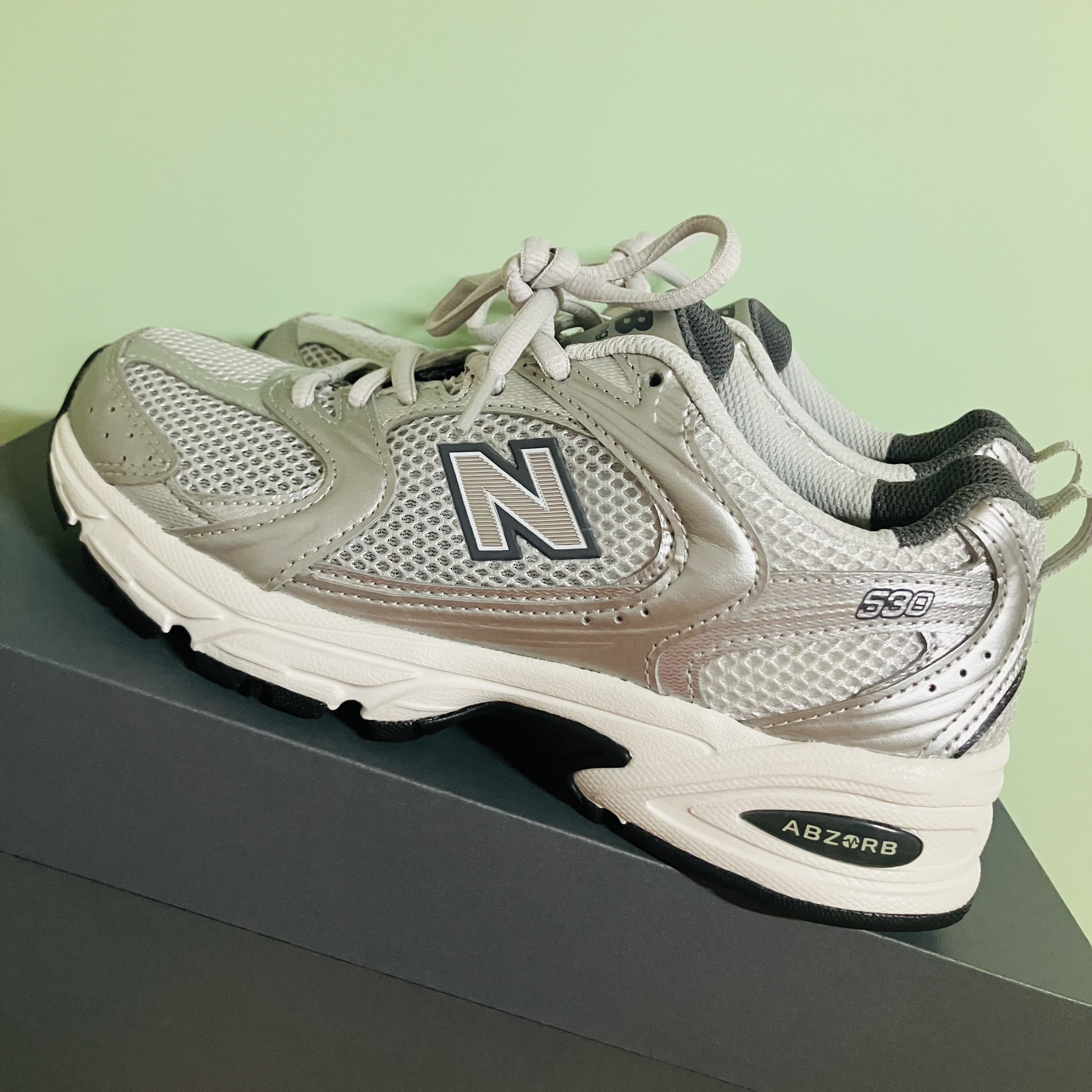 New Balance 530 Grey Matter Silver Metallic 착용 스타일