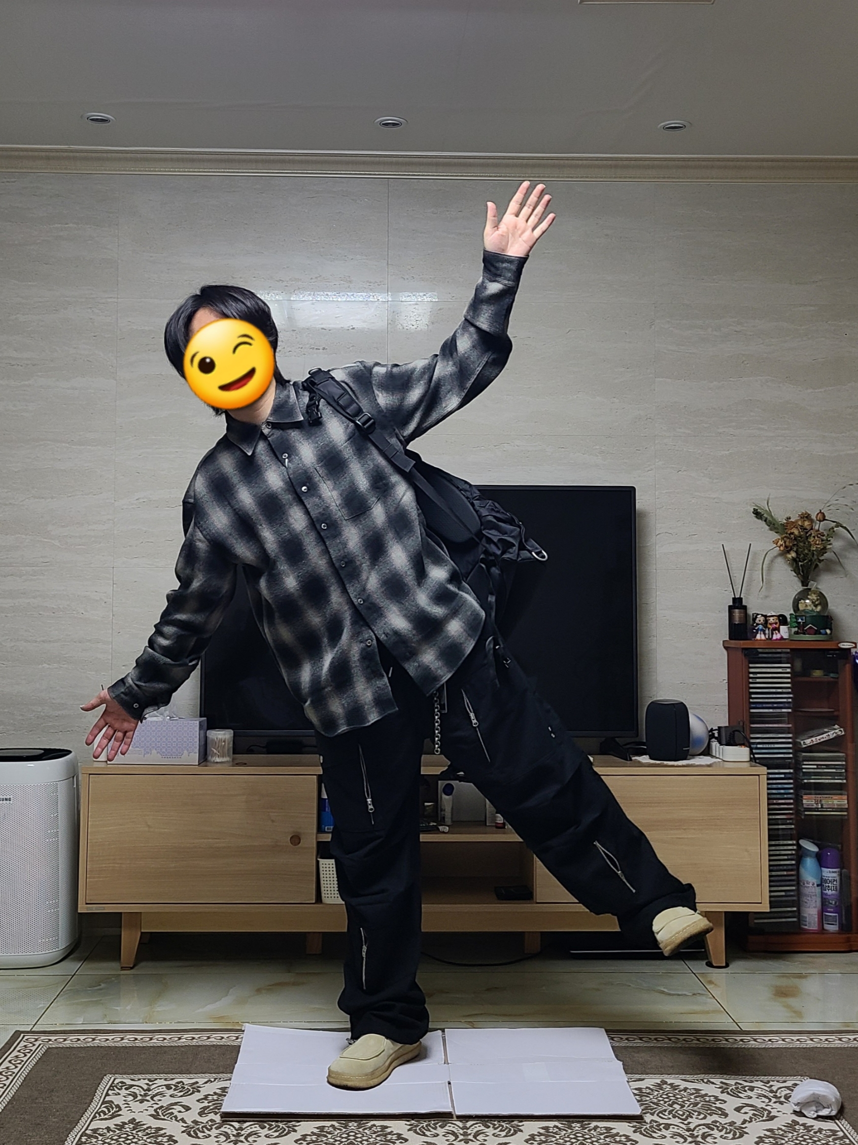 Flavorism Ripstop Parachute Cargo Pants Black, [KREAM 단독] ADSB Andersson Bell Unisex Technical Small Berlin Backpack Black 착용 스타일 - 2