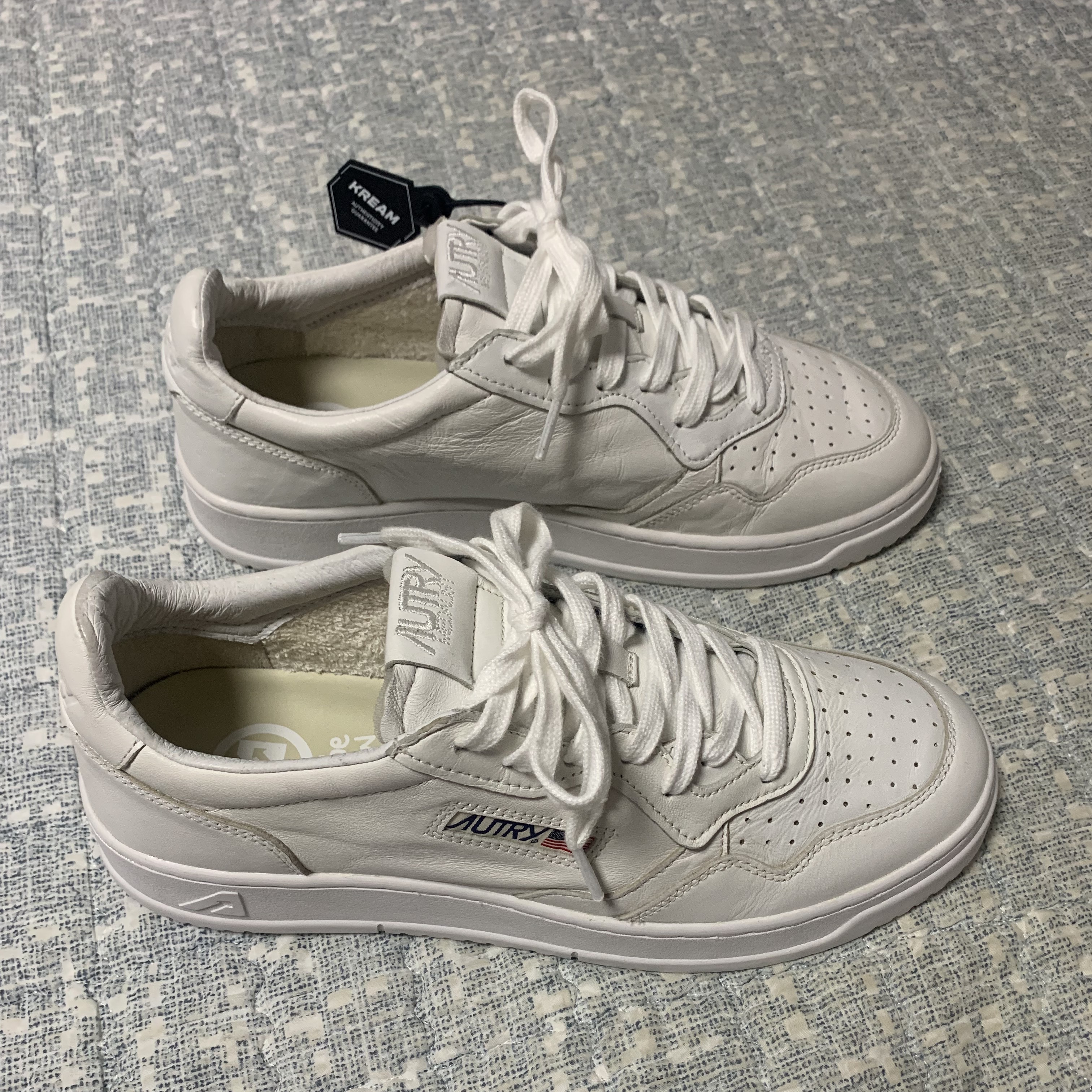 Autry Medalist Low Solid Goatskin Sneakers White 착용 스타일