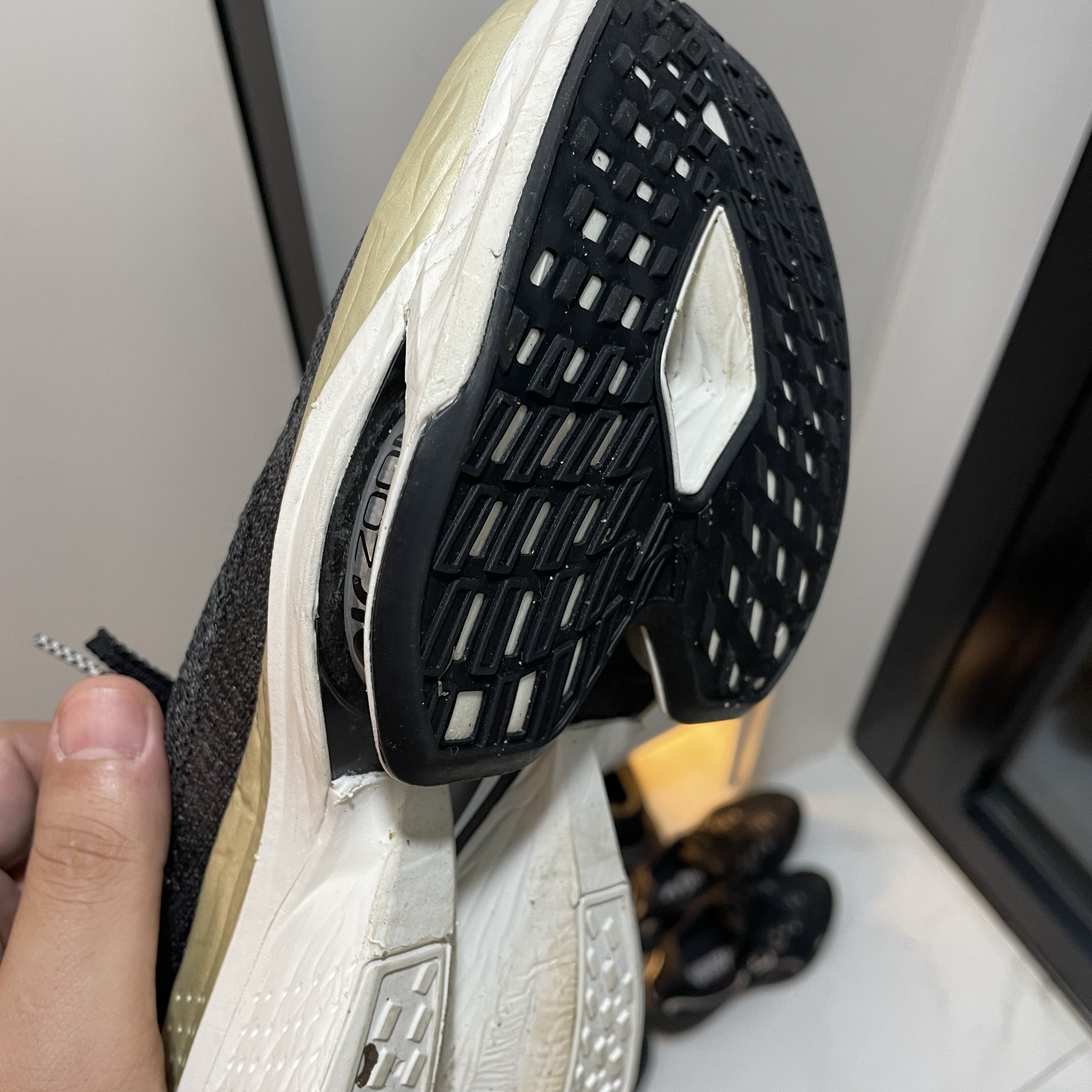 Nike Air Zoom Alphafly Next% 2 Black Metallic Gold Grain 착용 스타일 - 1