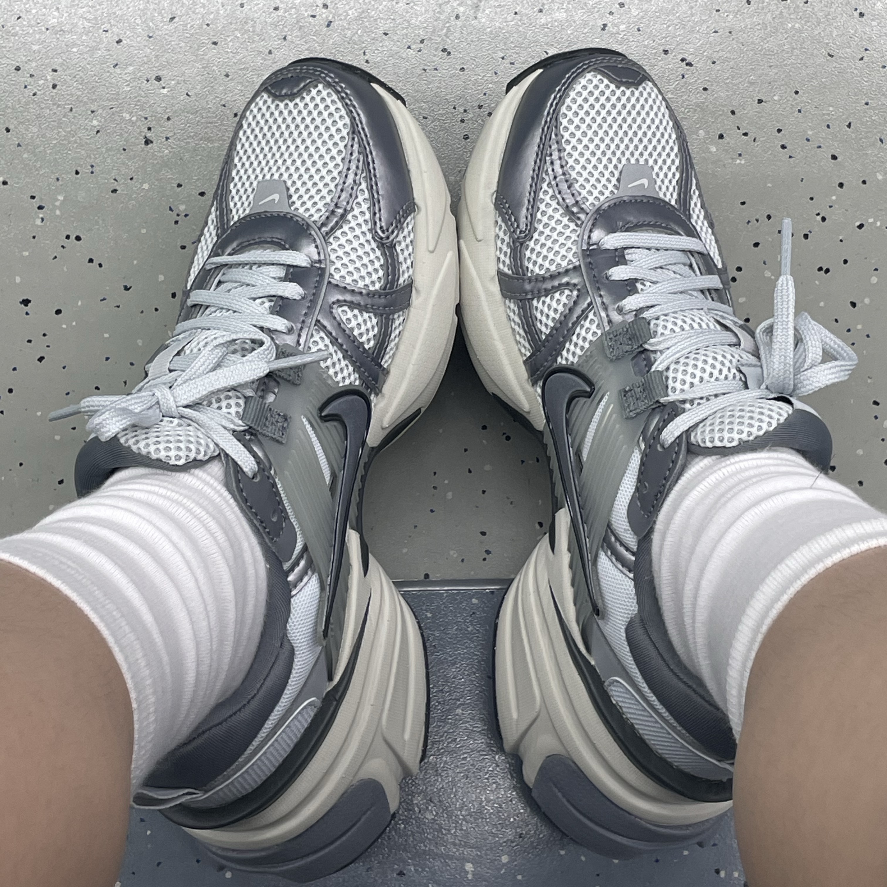 Nike V2K Run Pure Platinum Wolf Grey 착용 스타일