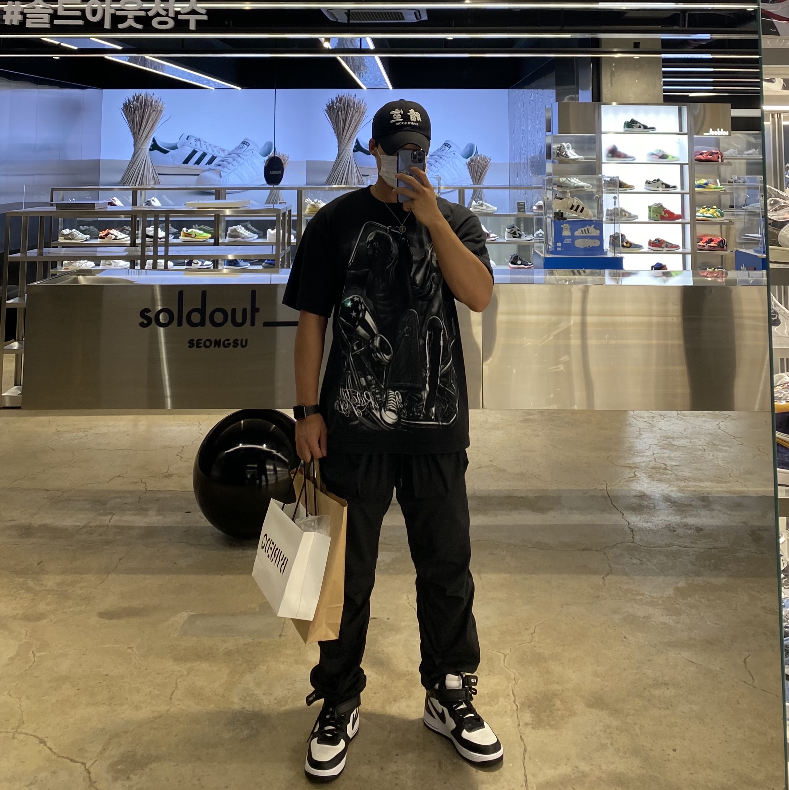 Darkr8m Studio White Logo Cap, Nike x Stussy Air Force 1 '07 Mid SP Black and Light Bone 착용 스타일
