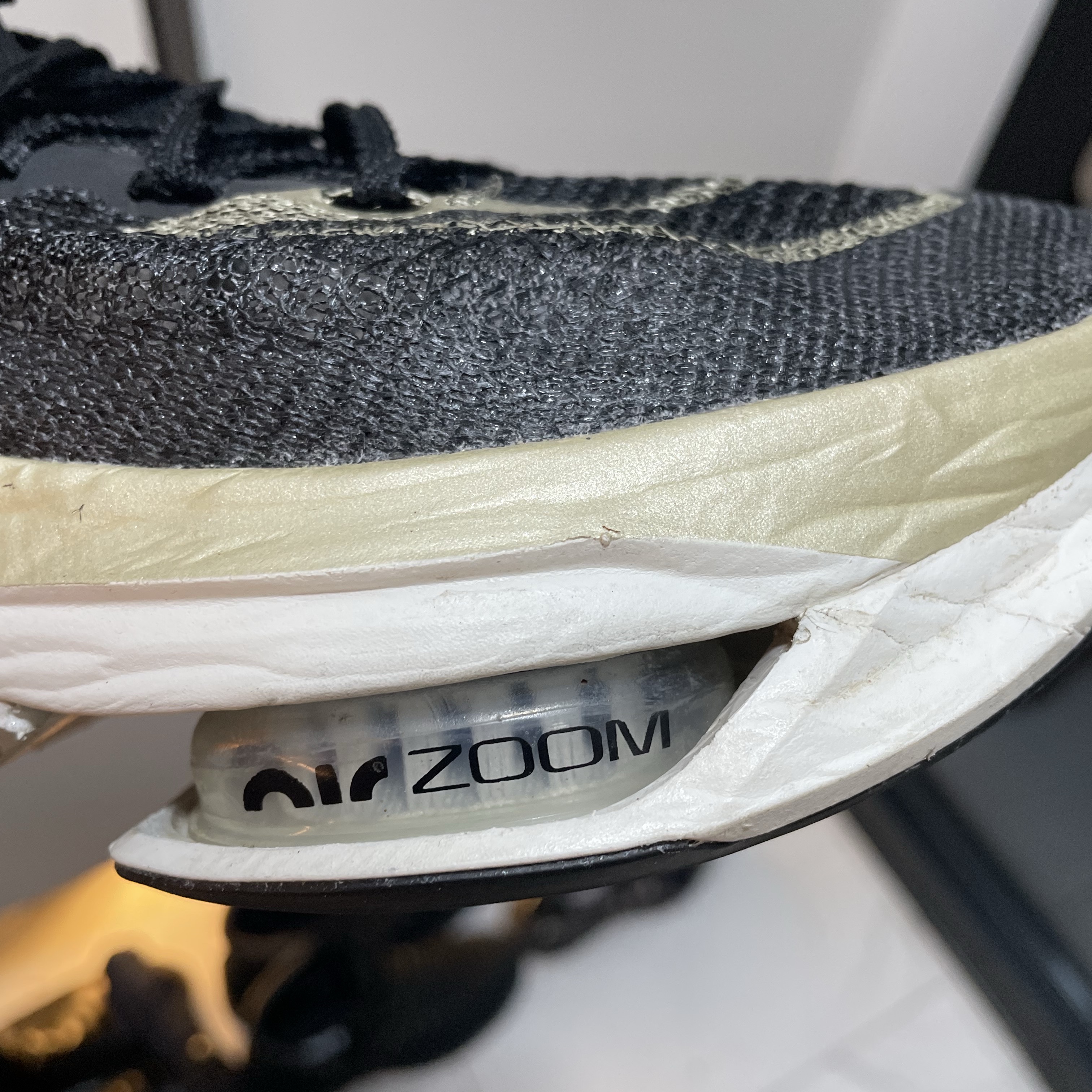 Nike Air Zoom Alphafly Next% 2 Black Metallic Gold Grain 착용 스타일 - 2