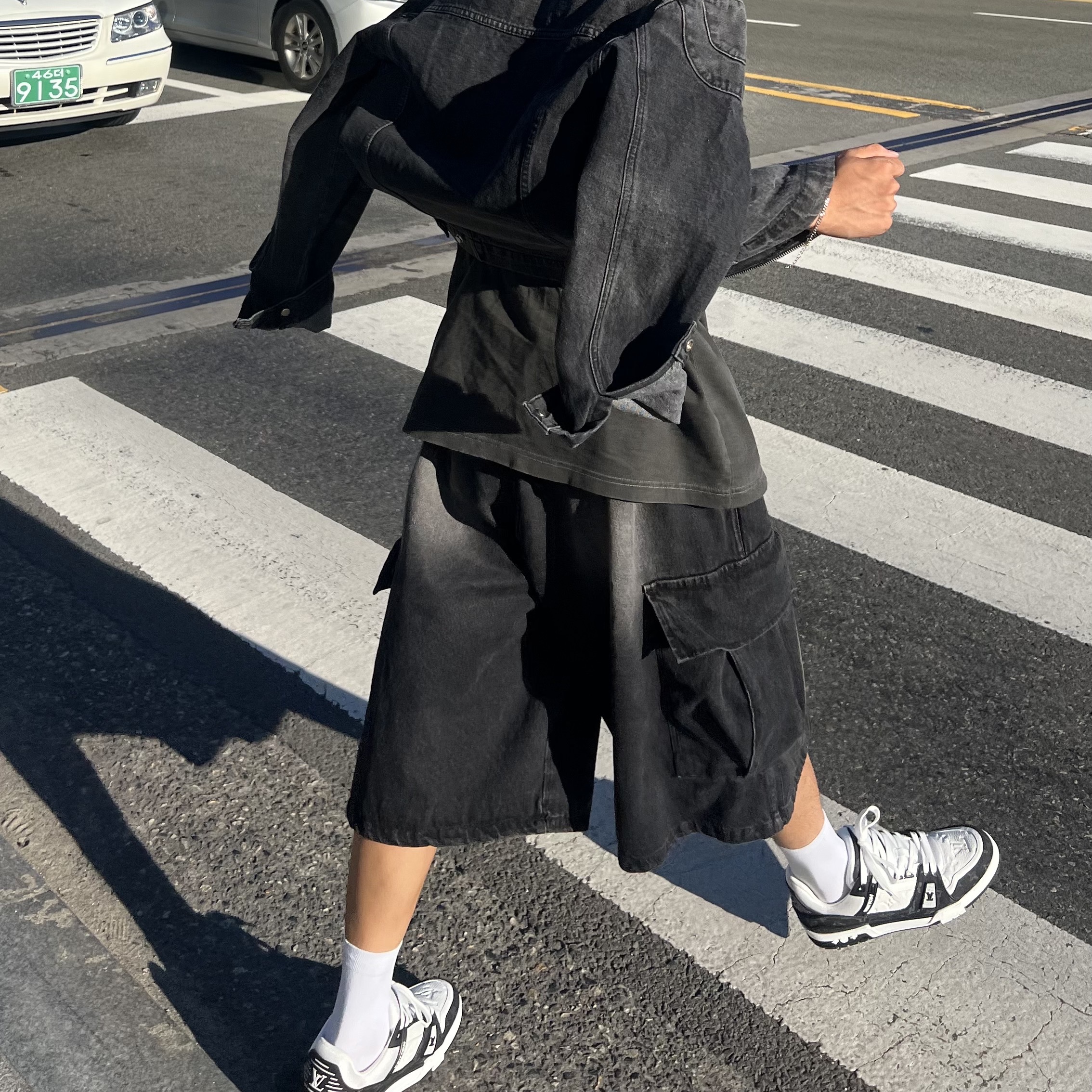 Louis Vuitton LV Trainer Sneakers Monogram Denim Black 착용 스타일
