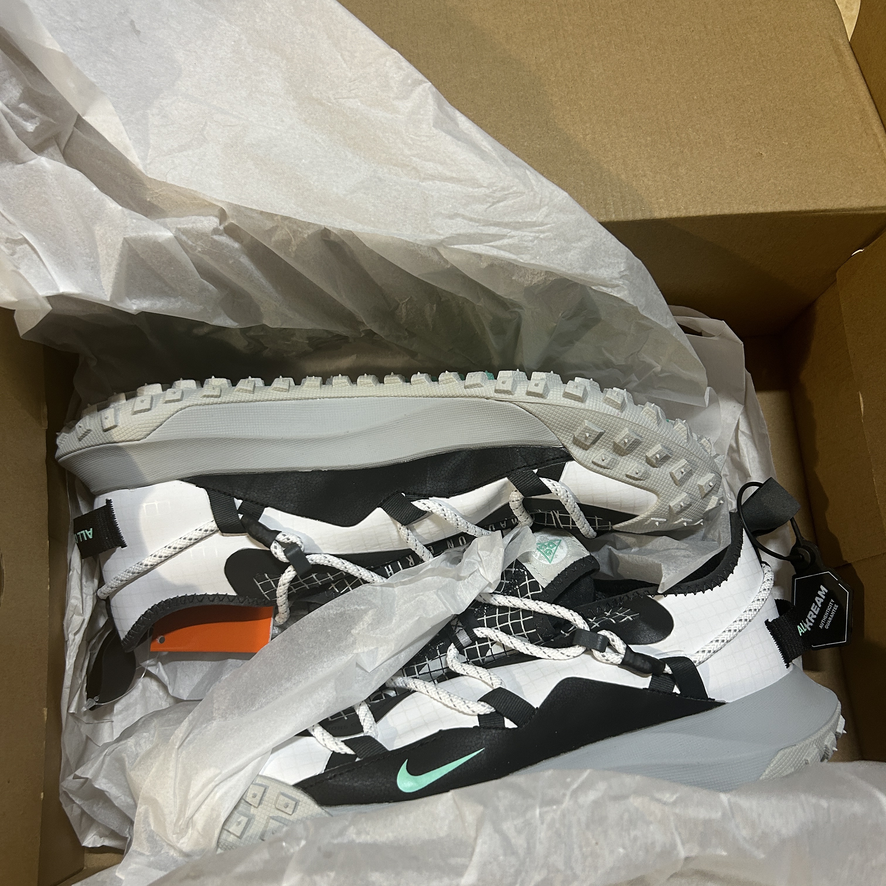 Nike ACG Mountain Fly Low SE White and Black 착용 스타일 - 1