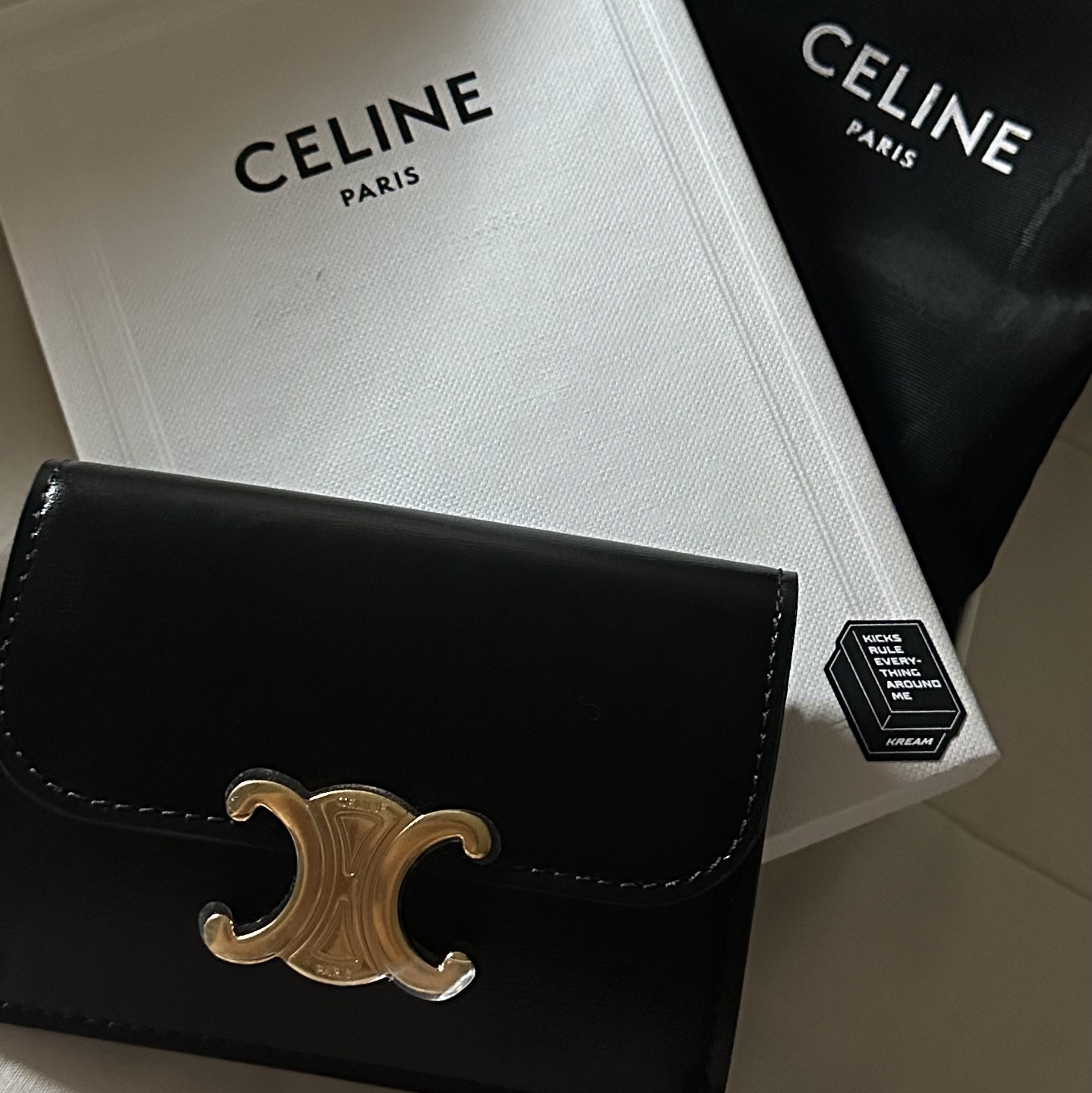 Celine Card Holder with Flap in Shiny Calfskin Black 착용 스타일