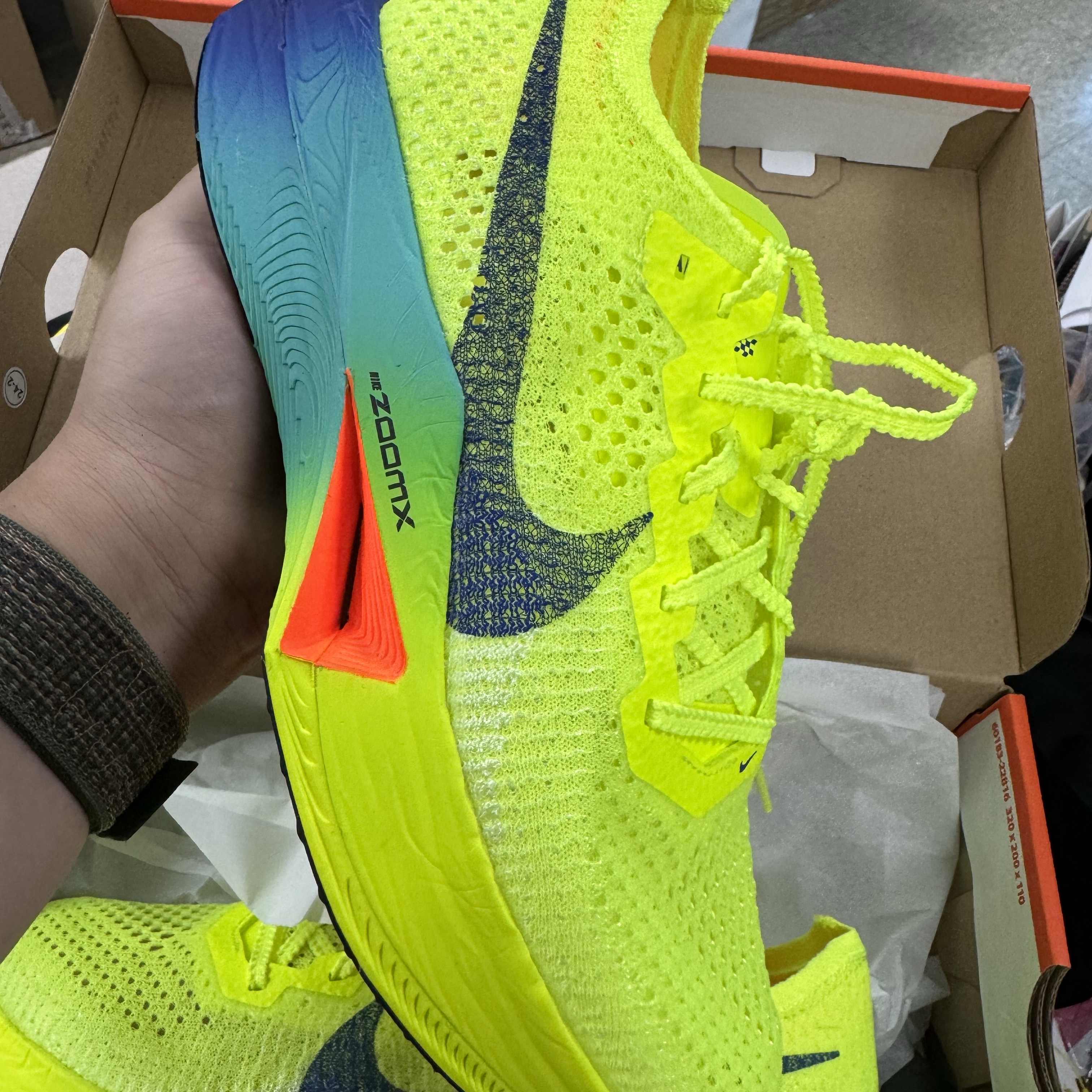 Nike ZoomX Vaporfly Next% 3 Volt Scream Green 착용 스타일 - 2