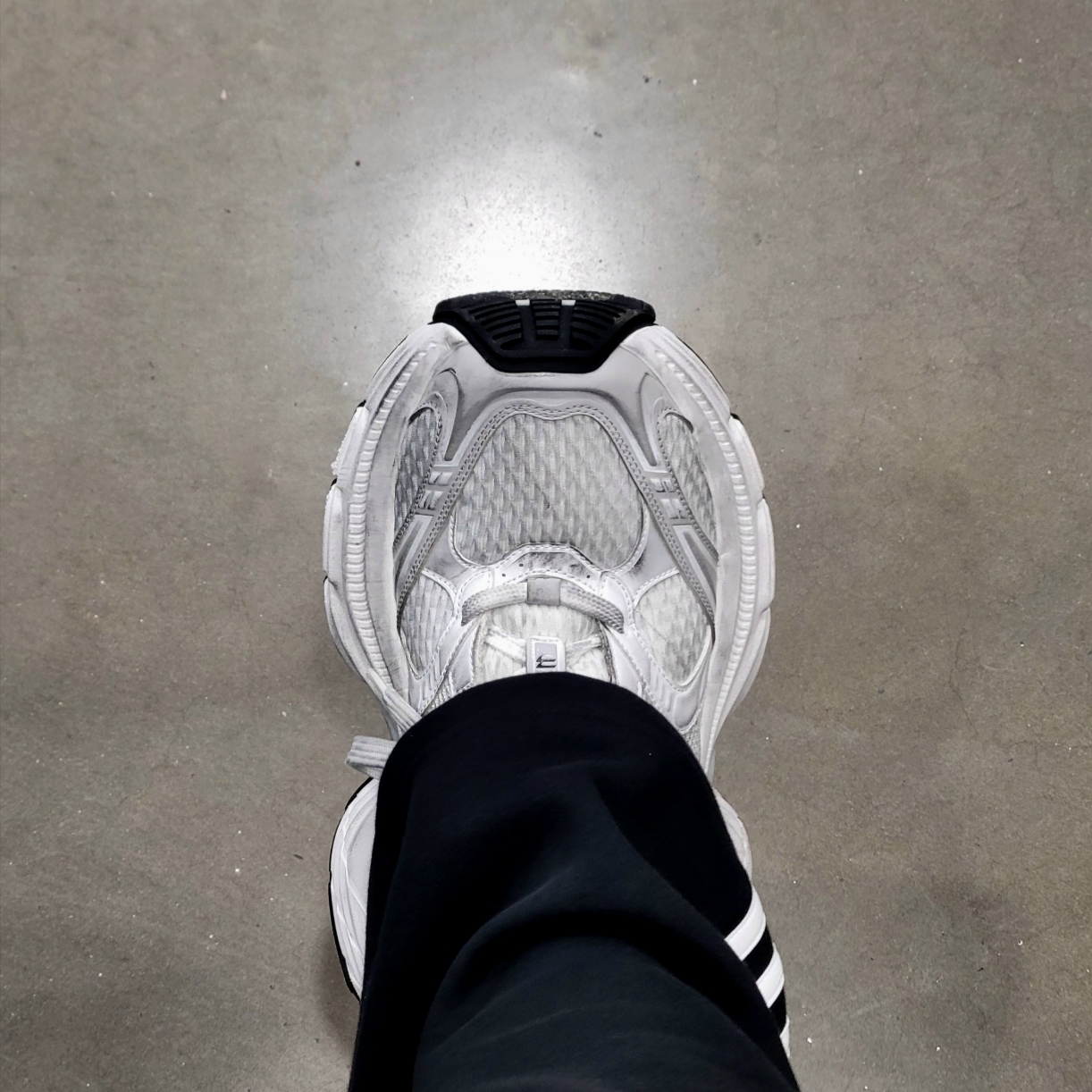 Balenciaga 10XL Sneakers White Grey Silver Black, (W) Balenciaga 10XL Sneakers White Grey Silver Black 착용 스타일 - 1