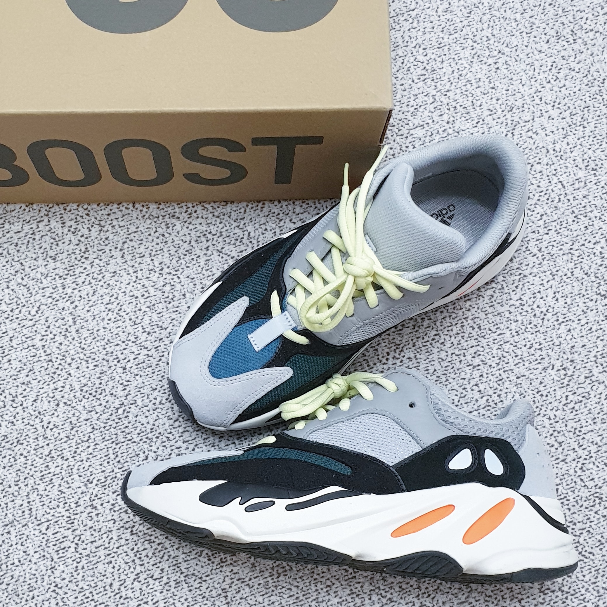 Adidas Yeezy Boost 700 Wave Runner Solid Grey 2021/2022, Adidas Yeezy Boost 700 Wave Runner Solid Grey 2017/2019 착용 스타일