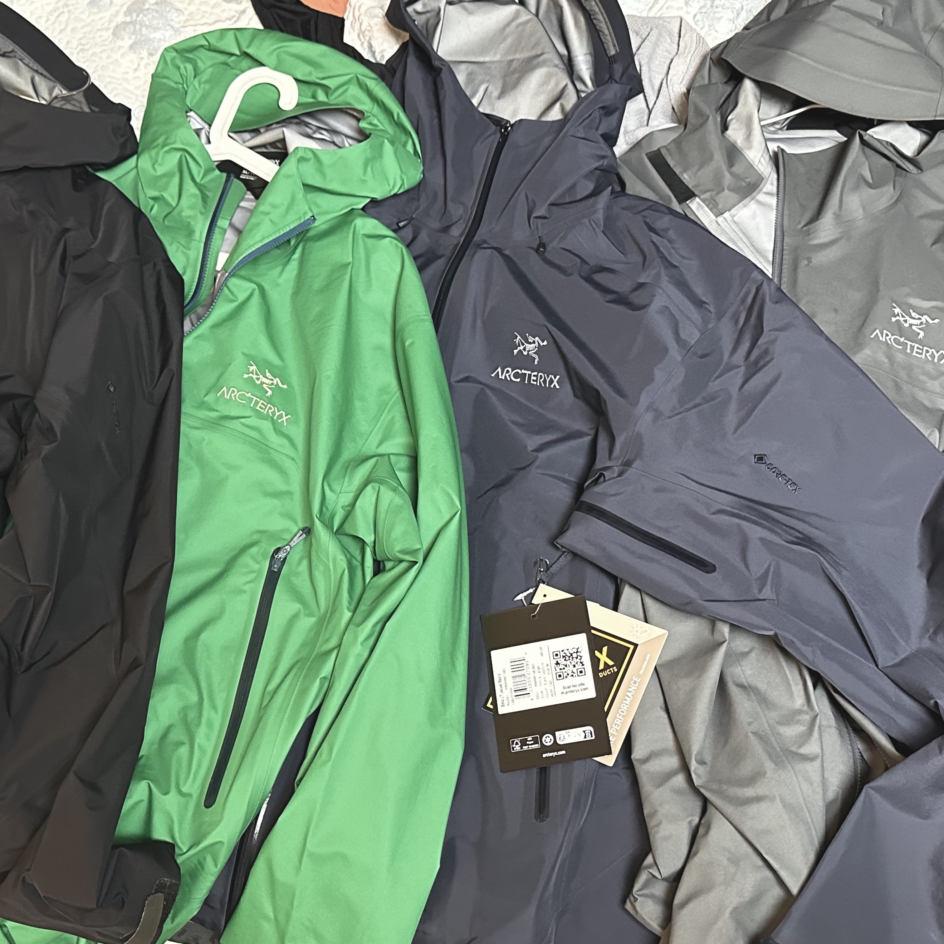 Arc'teryx Beta LT Jacket Black Sapphire 착용 스타일