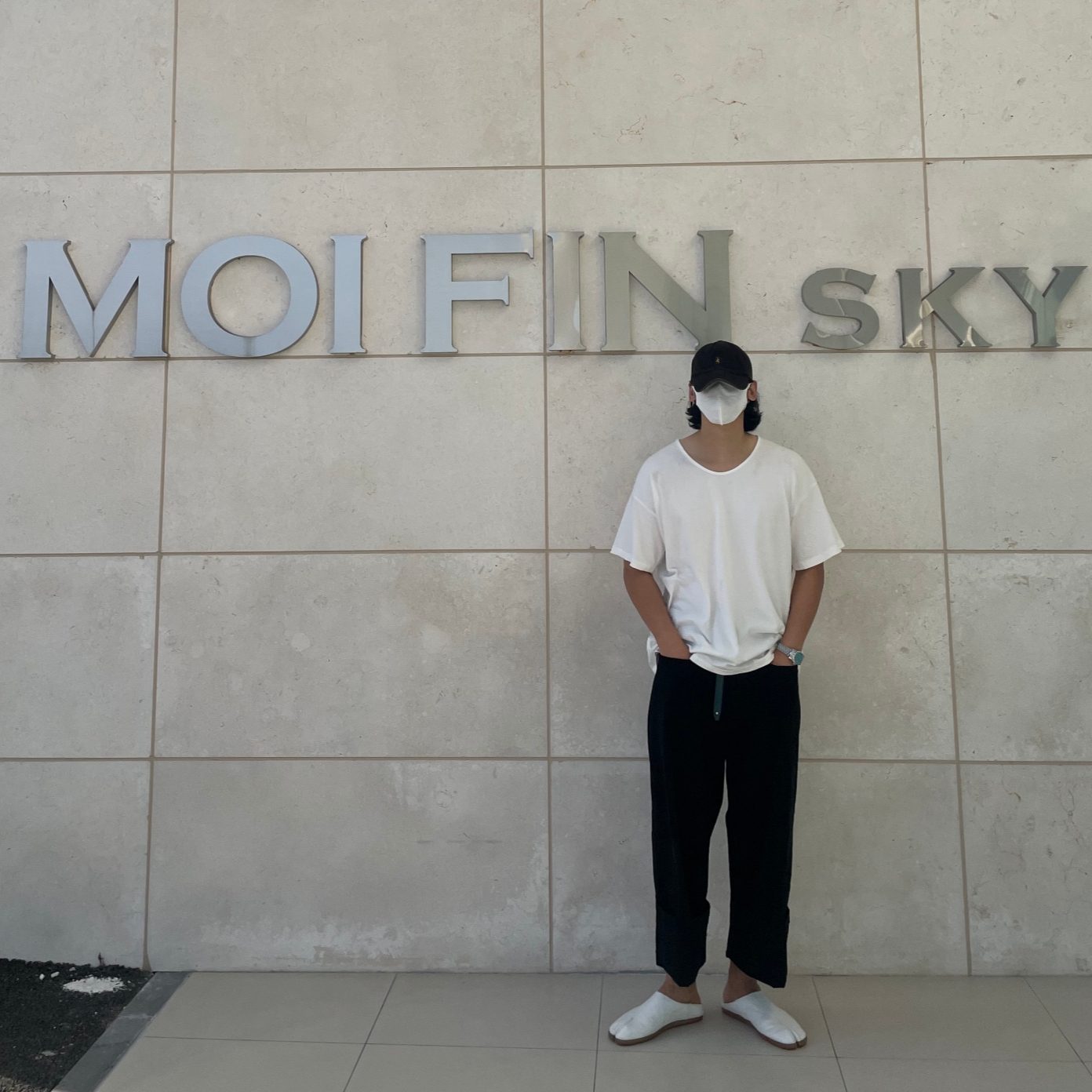 (W) Maison Margiela Slip-On Tabi Shoes Leather White, Typing Mistake Dusty Black 80-90’s Vntg Cap (Vintage Symbol Parody) 착용 스타일