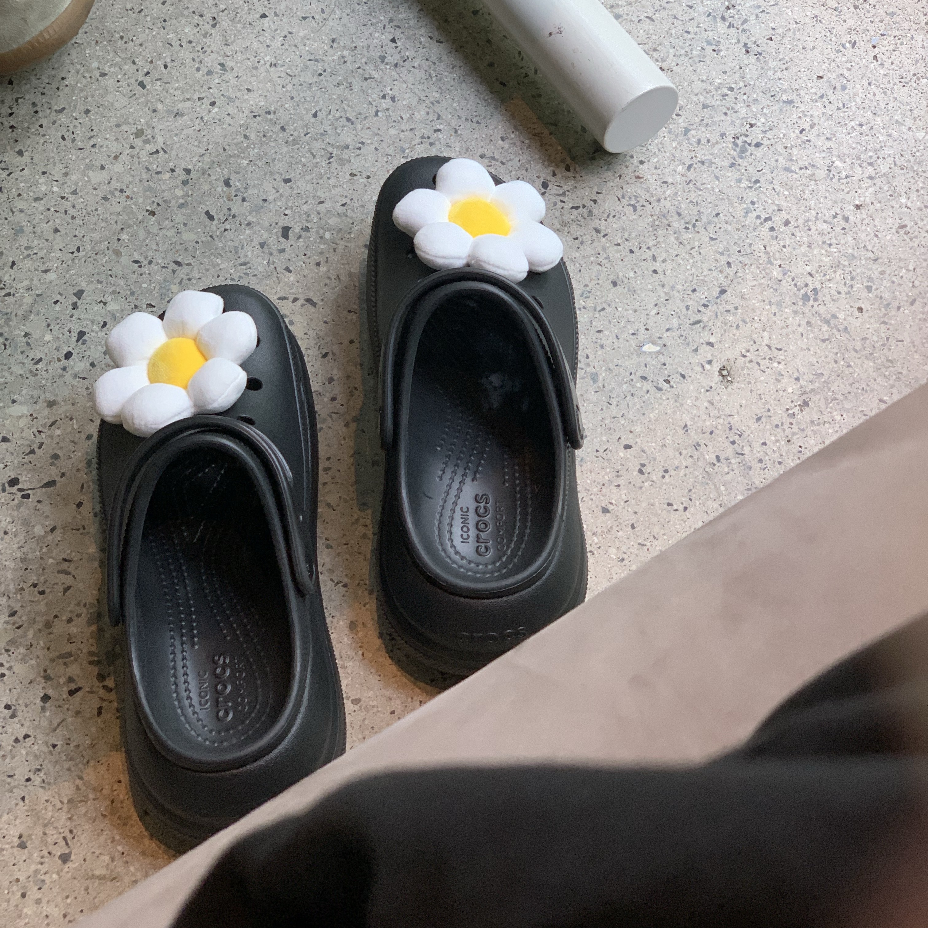 Crocs Classic Crush Clog Black, Longchamp Le Pliage Original Handle Pouch Black 착용 스타일 - 4
