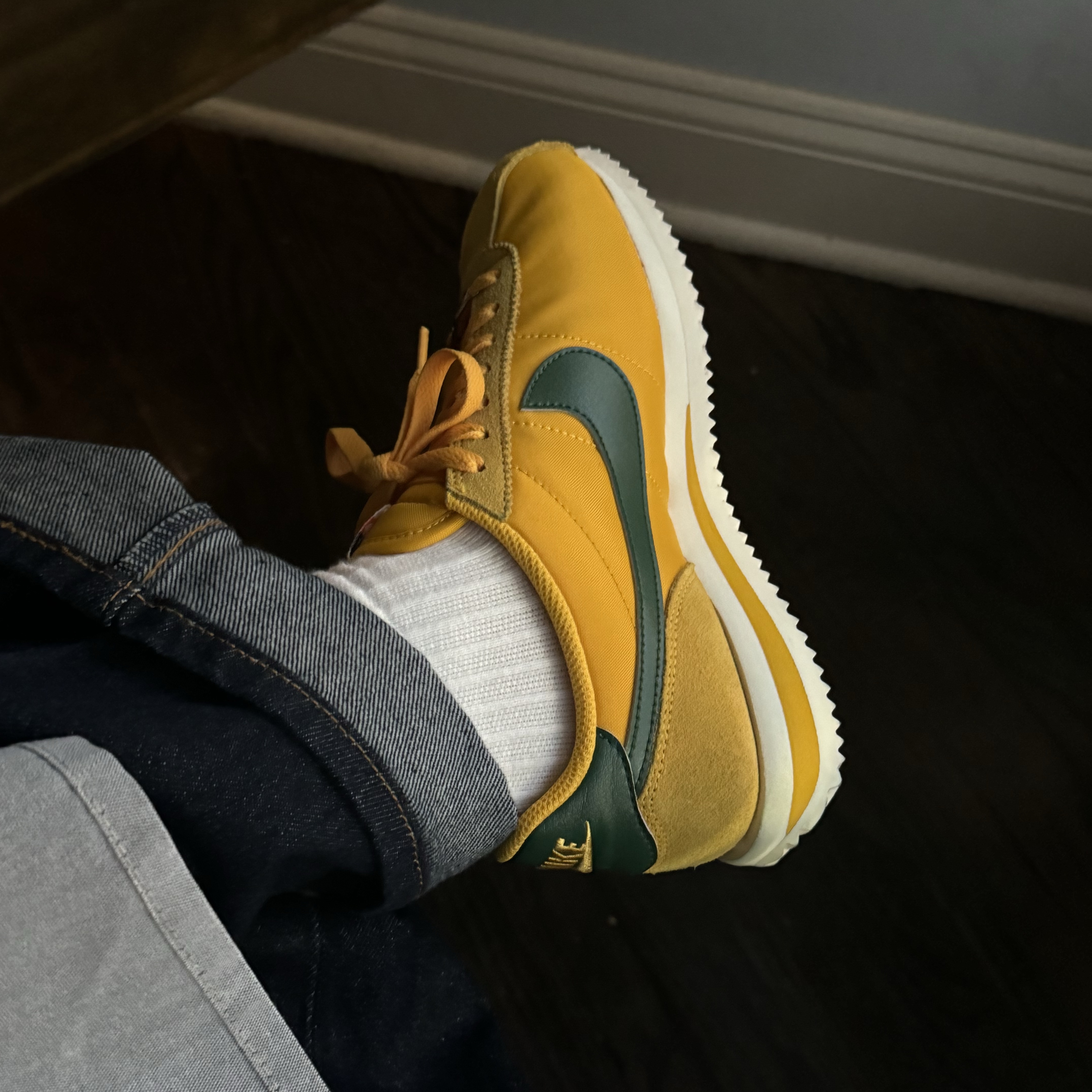Nike Classic Cortez Nylon Premium Yellow Ochre 착용 스타일