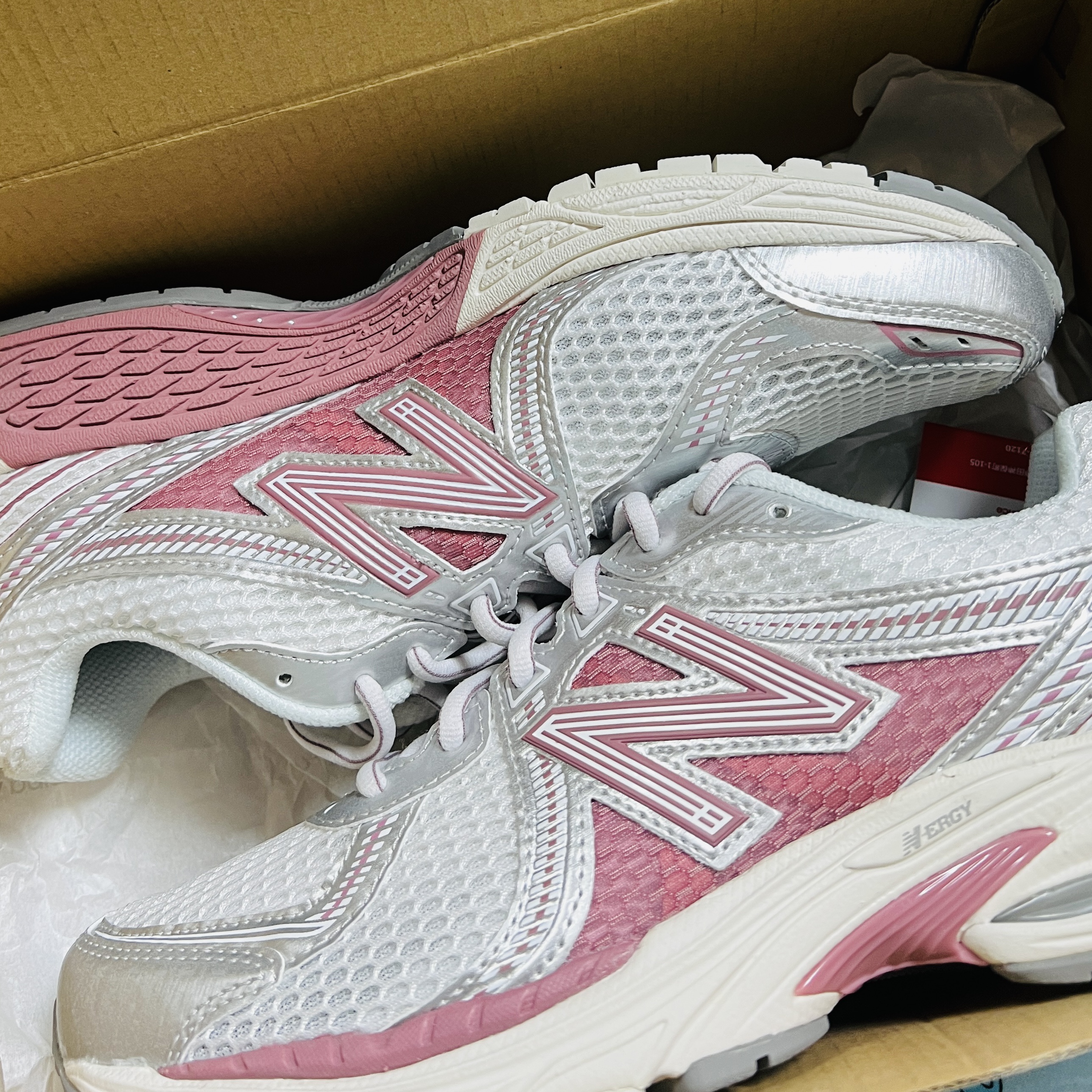 New Balance 860v2 Rosewood Metallic Silver 착용 스타일