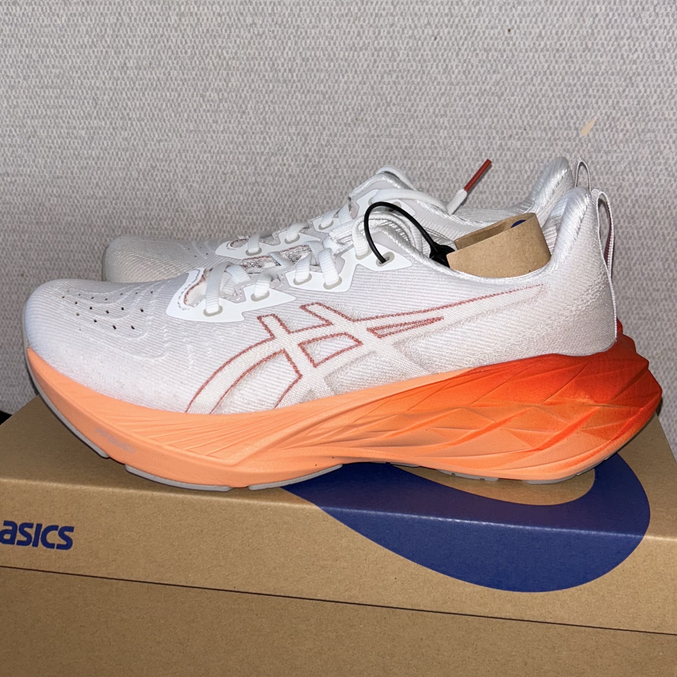 Asics Novablast 4 White Faded Orange - 2E Wide 착용 스타일 - 1