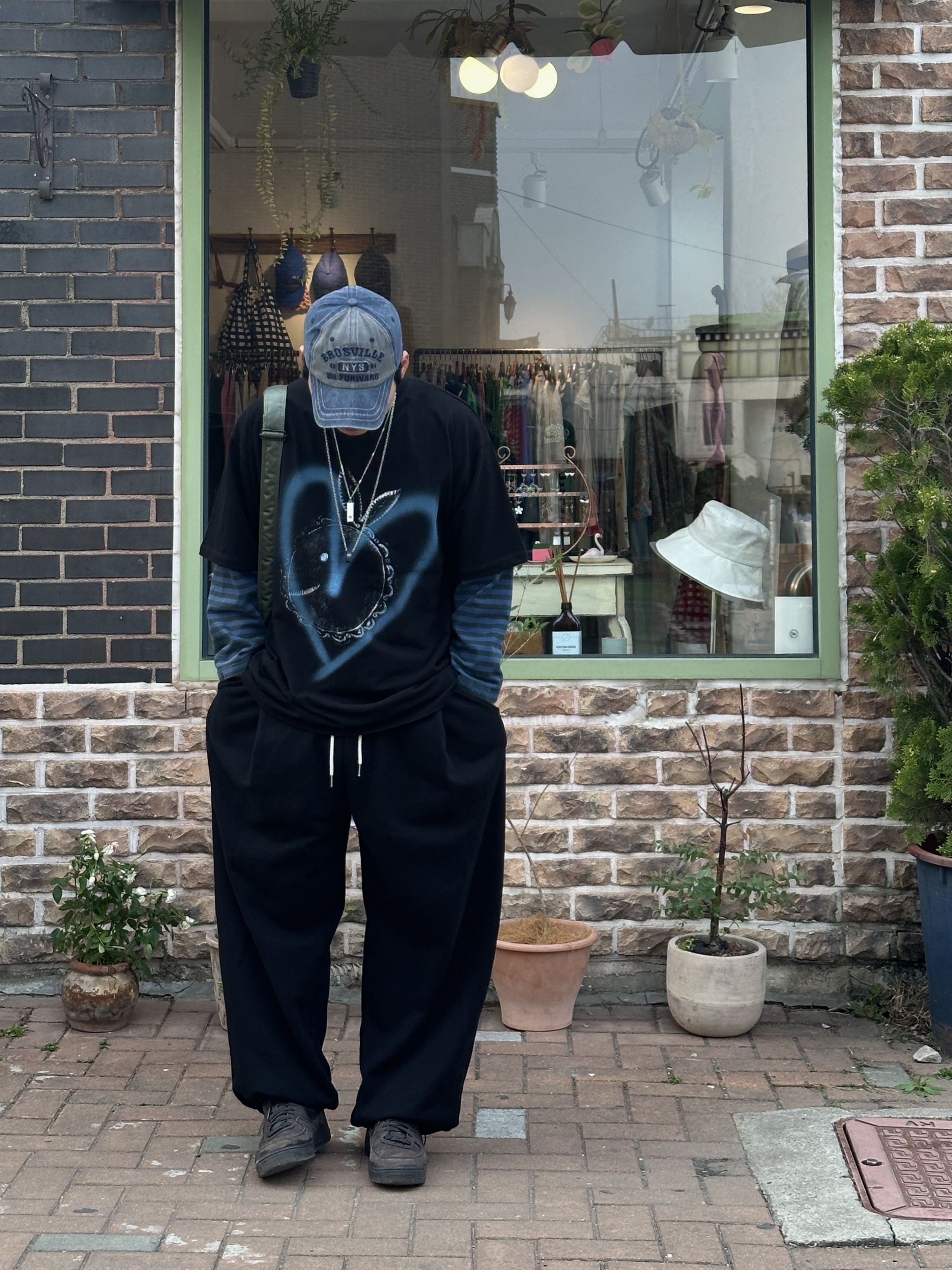 (W) Nike Air Force 1 PRM MF Velvet Brown, Porter Tanker Shoulder Bag L Sage Green 착용 스타일 - 3