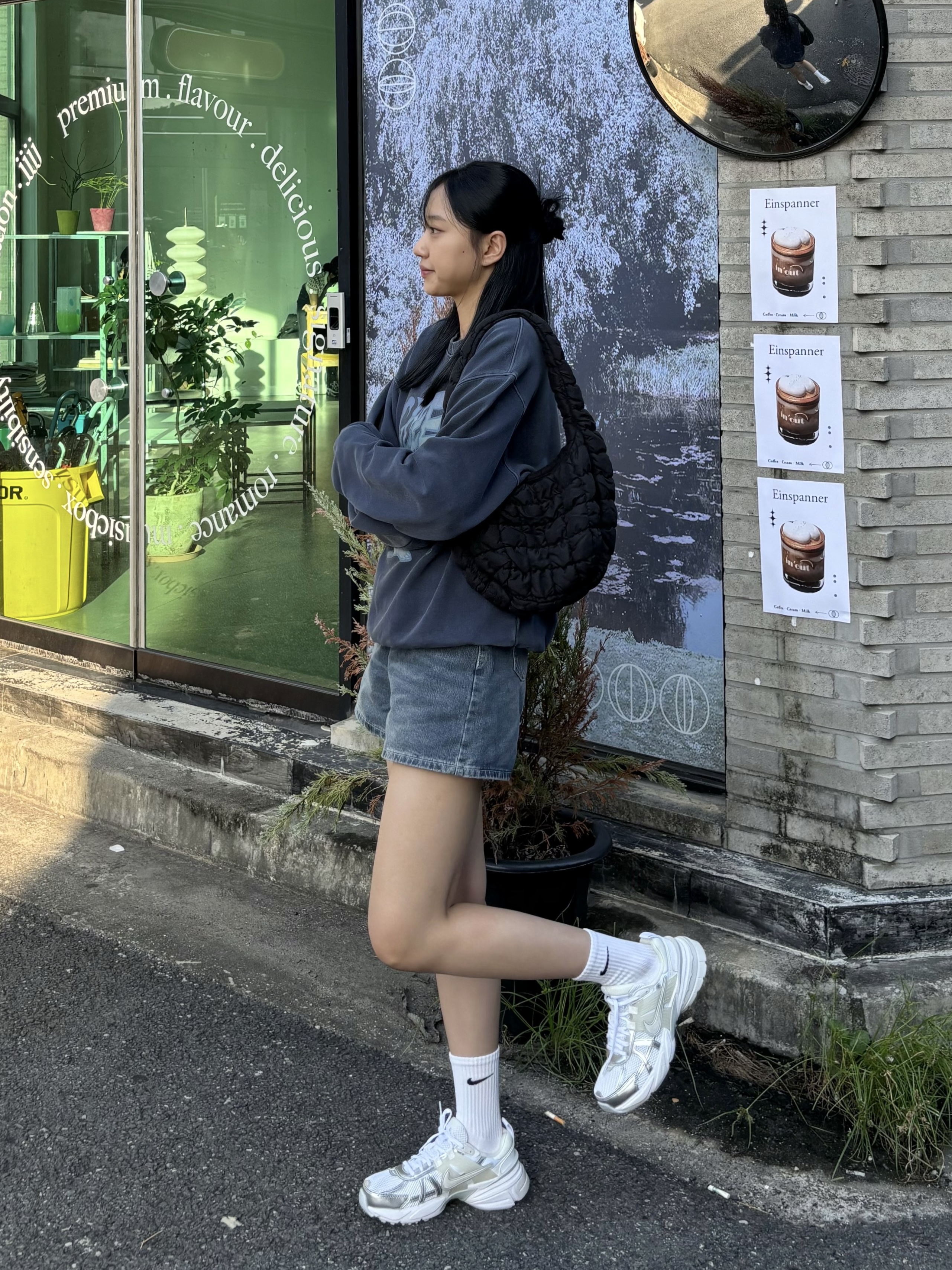 COS Quilted Mini Bag Black, Nike V2K Run Metallic Silver White 착용 스타일 - 1
