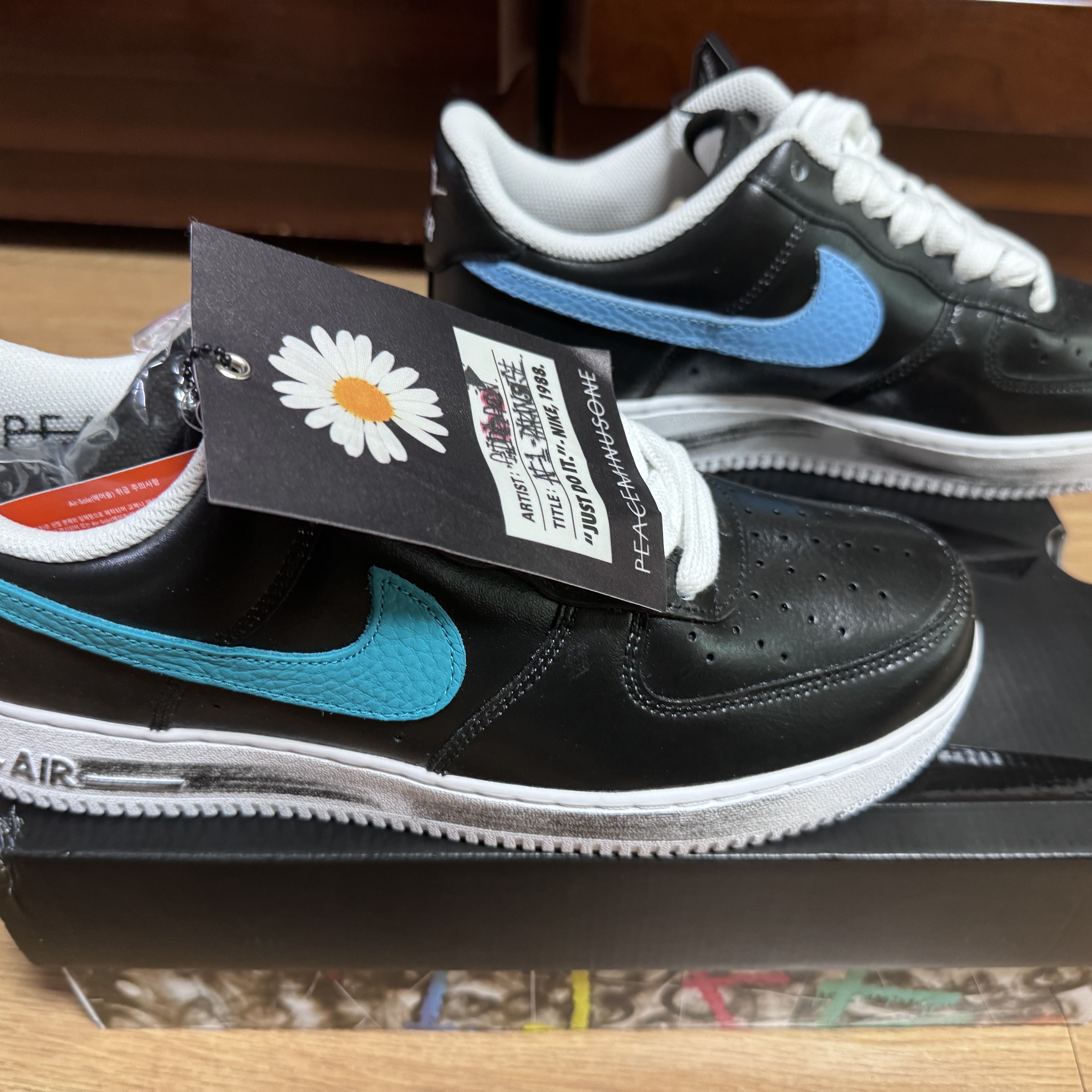 Nike x Peaceminusone Air Force 1 Low Para-Noise 3.0 Black and Multicolor, Nike x Peaceminusone Kwondo1 White 착용 스타일 - 1