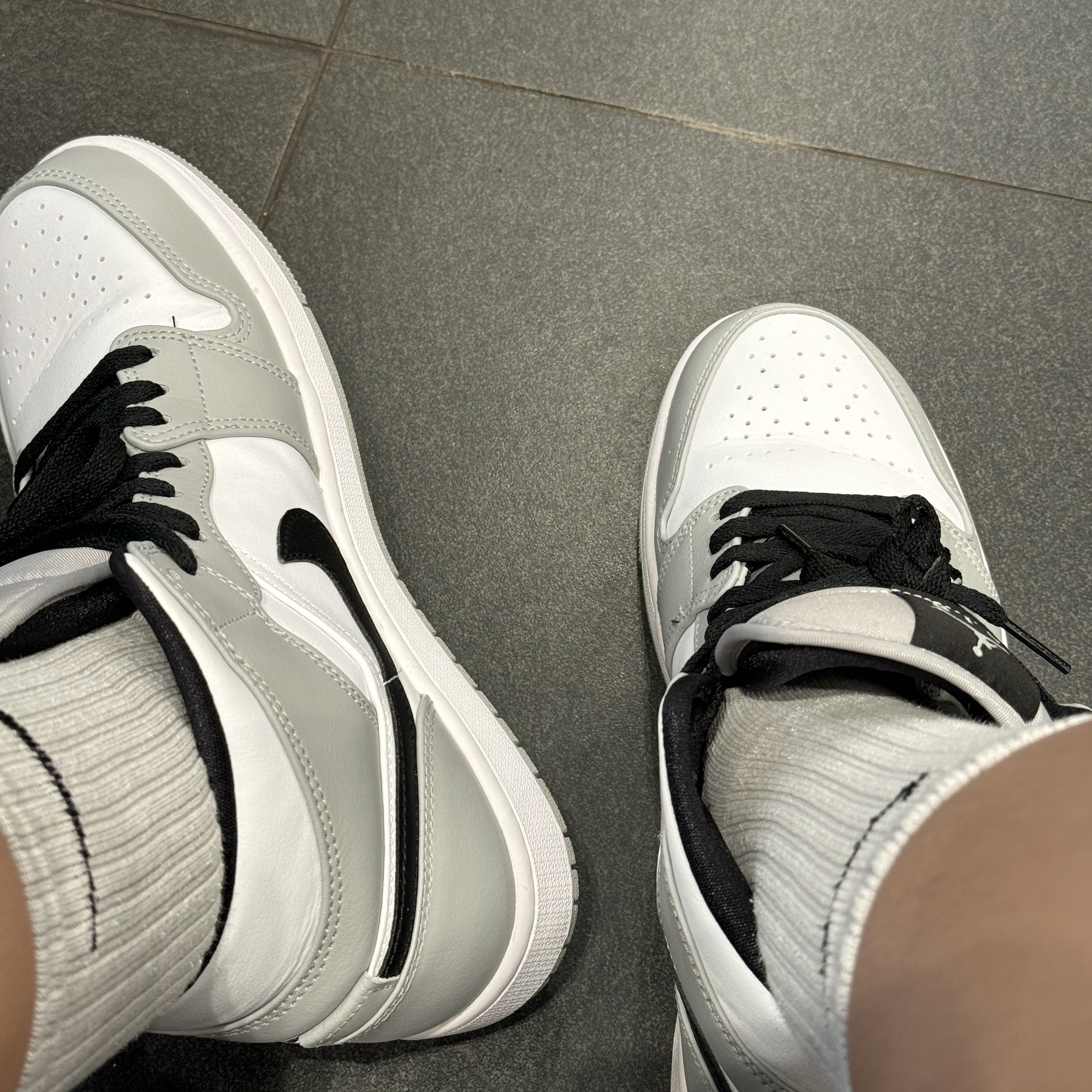 Jordan 1 Mid Light Smoke Grey, Nike Everyday Lightweight Training Crew Socks White (3 Pack/Korean Ver.) 착용 스타일