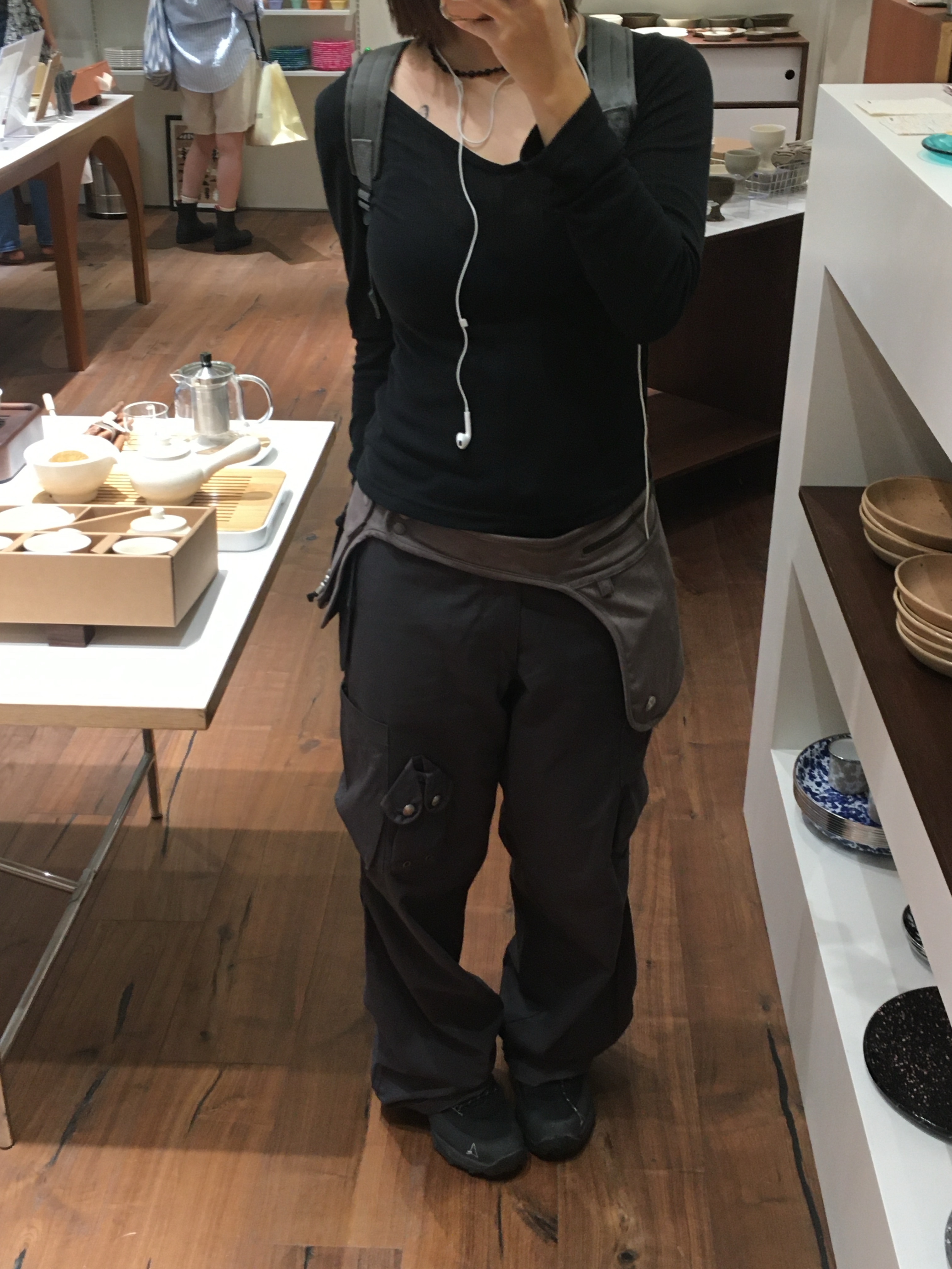 Roa Hiking Neal Black, Coyseio Suede Belt Bag Brown 착용 스타일