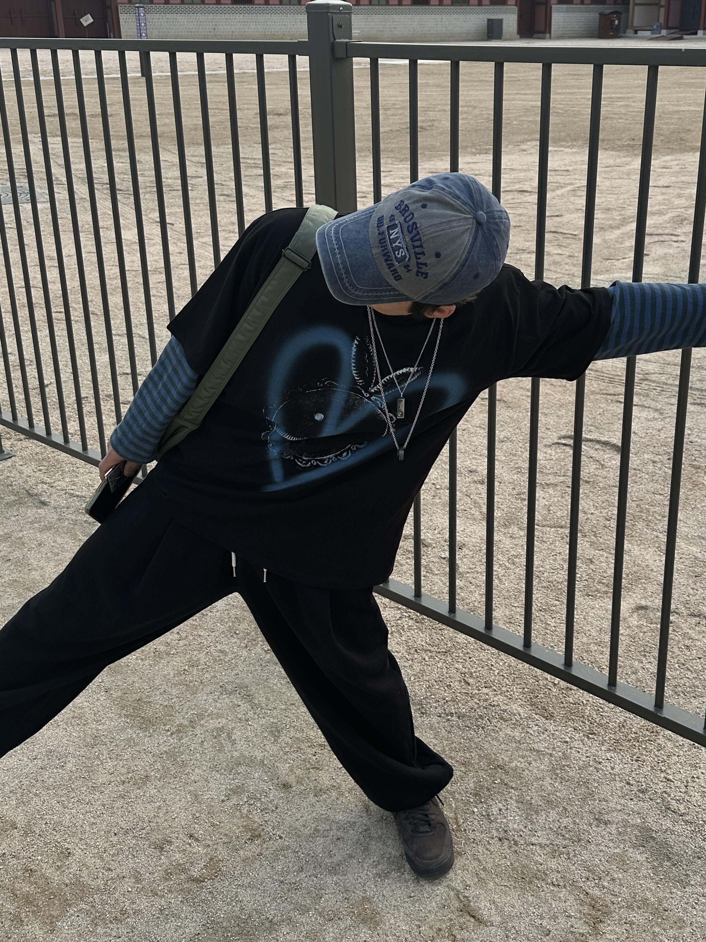 (W) Nike Air Force 1 PRM MF Velvet Brown, Porter Tanker Shoulder Bag L Sage Green 착용 스타일 - 4