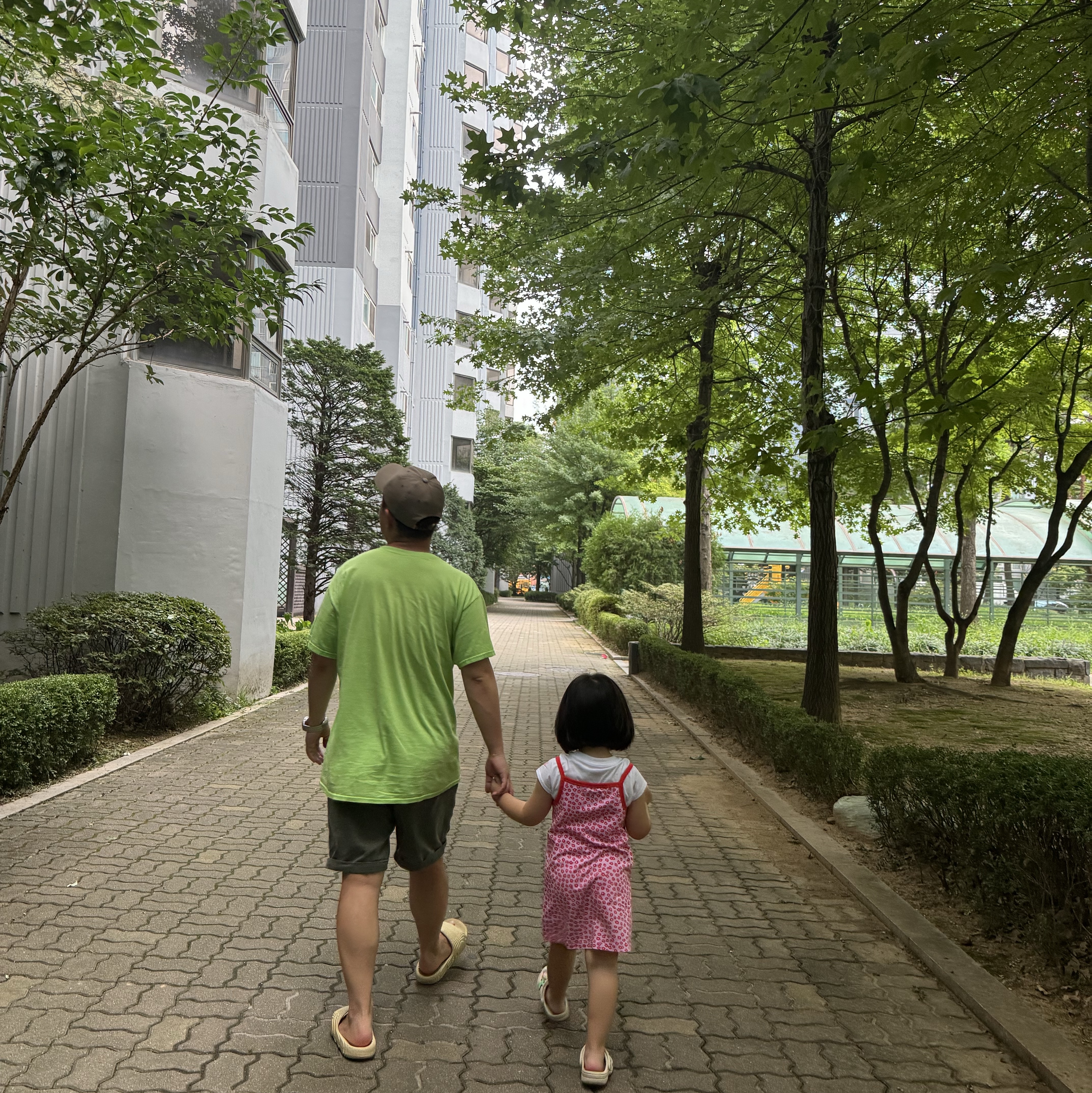 Adidas Adilette 22 Desert Sand 착용 스타일