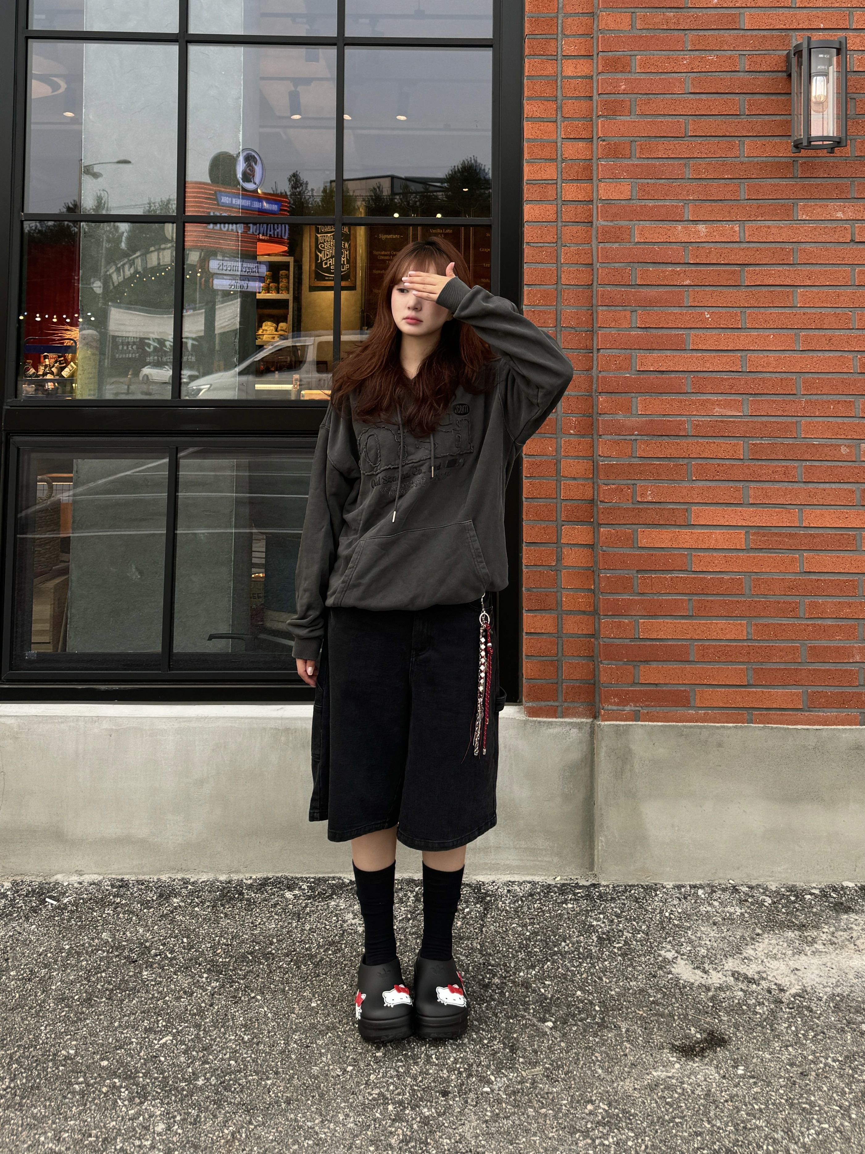 Thevinylhouse Carpenter Denim Shorts Black 착용 스타일 - 4