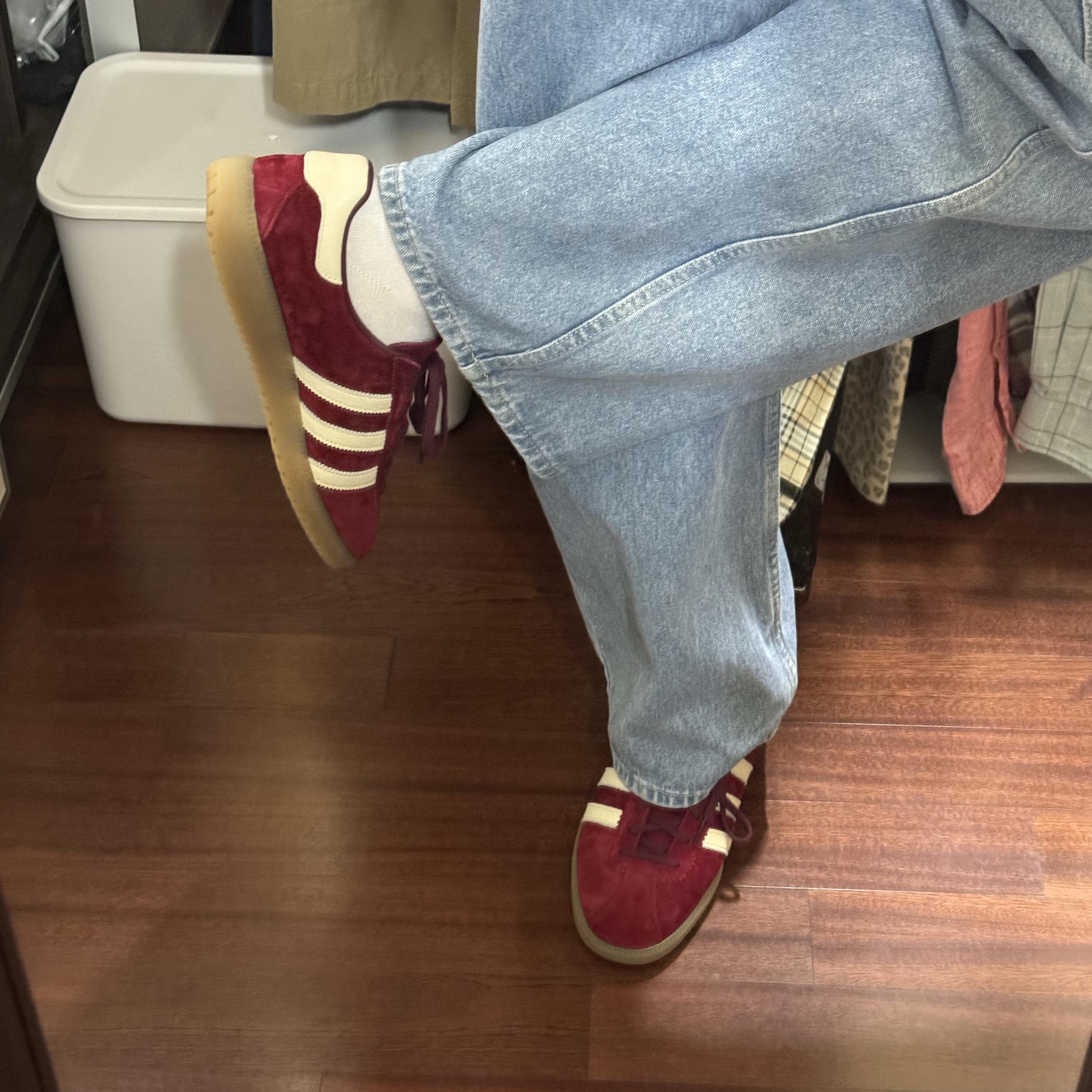 Adidas Bermuda College Burgundy 착용 스타일