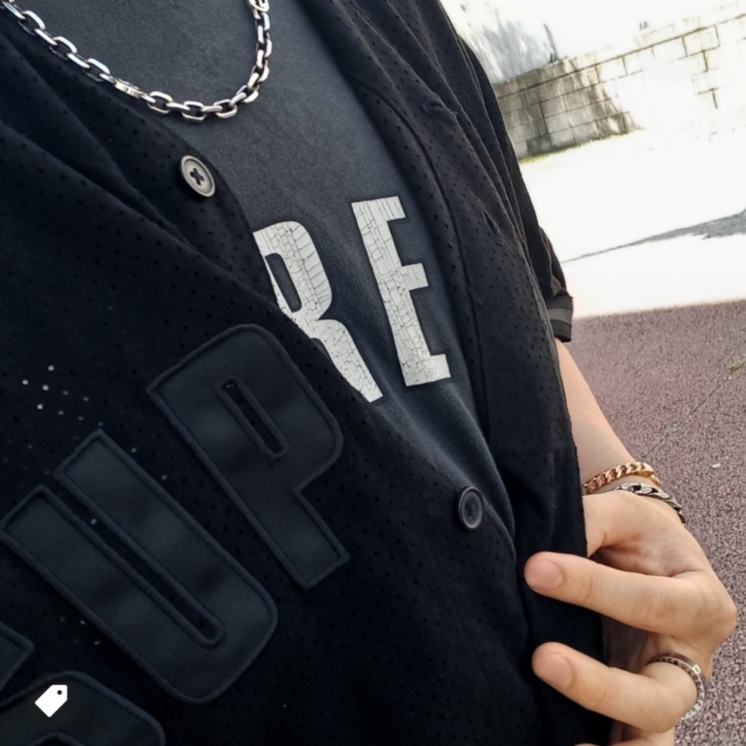 Supreme Ultrasuede Mesh Baseball Jersey Black - 24SS, Supreme Cracked Arc S/S Top Black - 24SS 착용 스타일 - 1