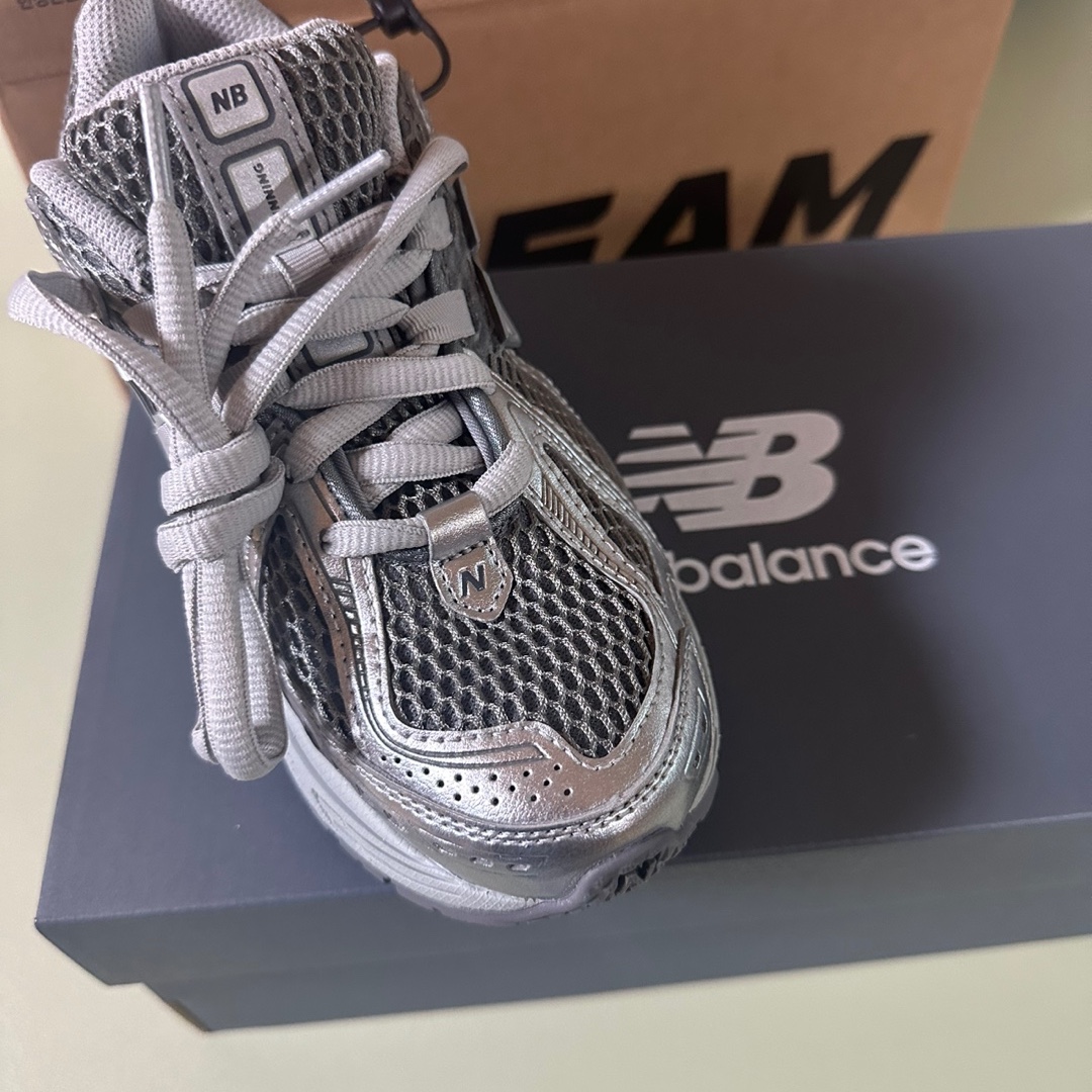 New Balance 1906R Harbor Grey Silver Metalic 착용 스타일 - 2