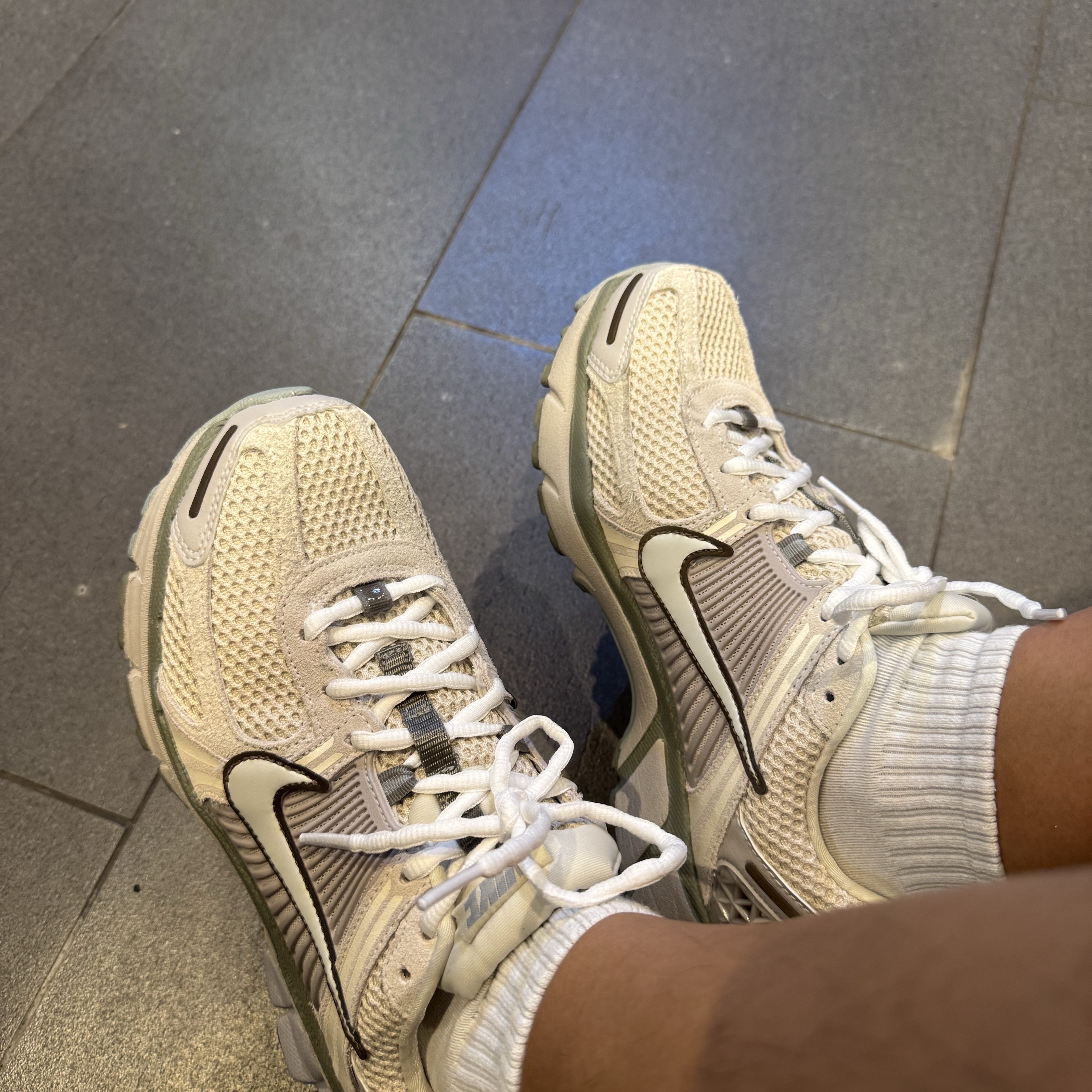 Nike Zoom Vomero 5 SE Light Orewood Brown 착용 스타일 - 1