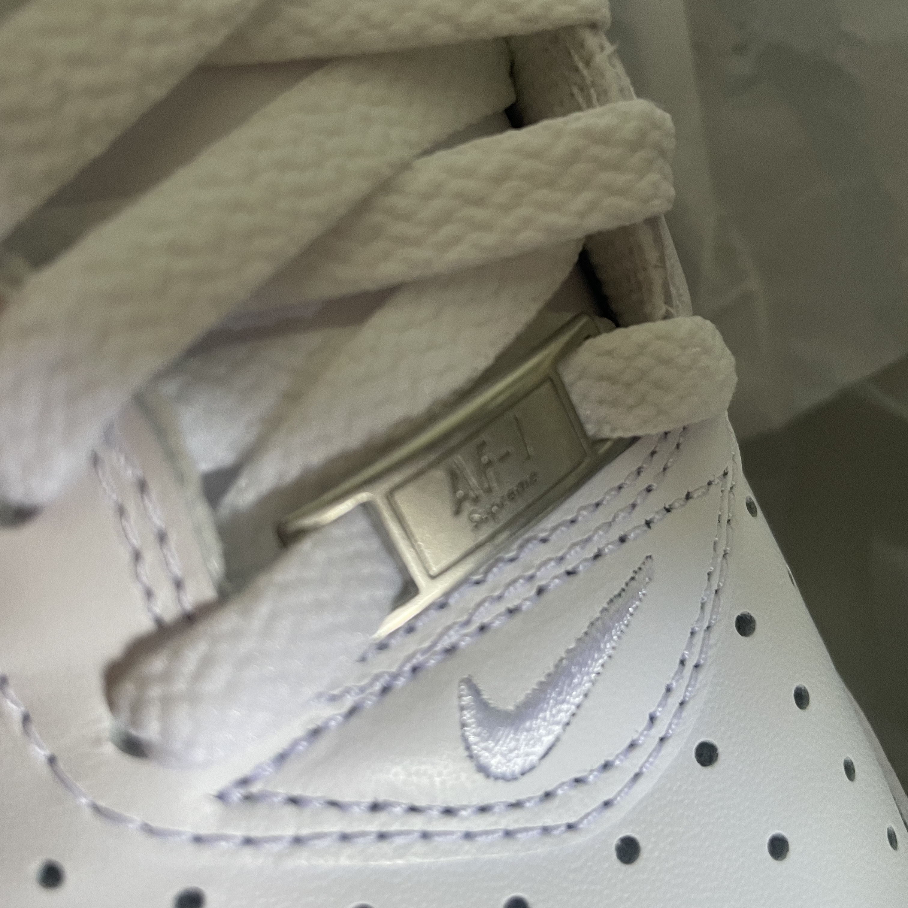 Nike x Supreme Air Force 1 Mid White 착용 스타일 - 1