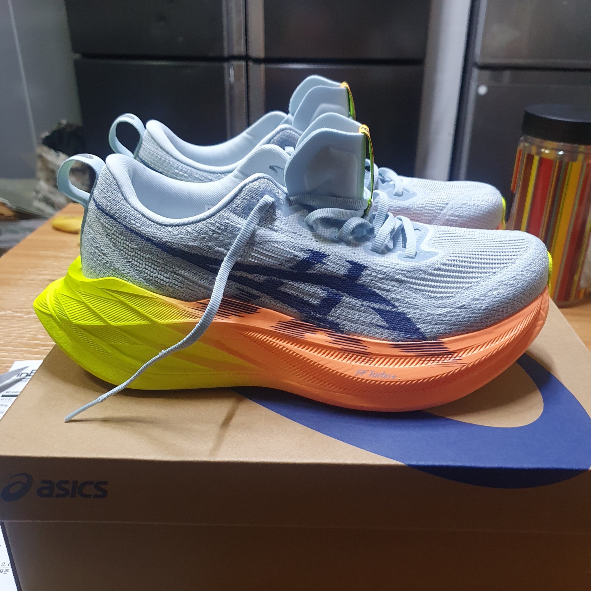 Asics Superblast 2 Paris Cool Grey Safety Yellow 착용 스타일