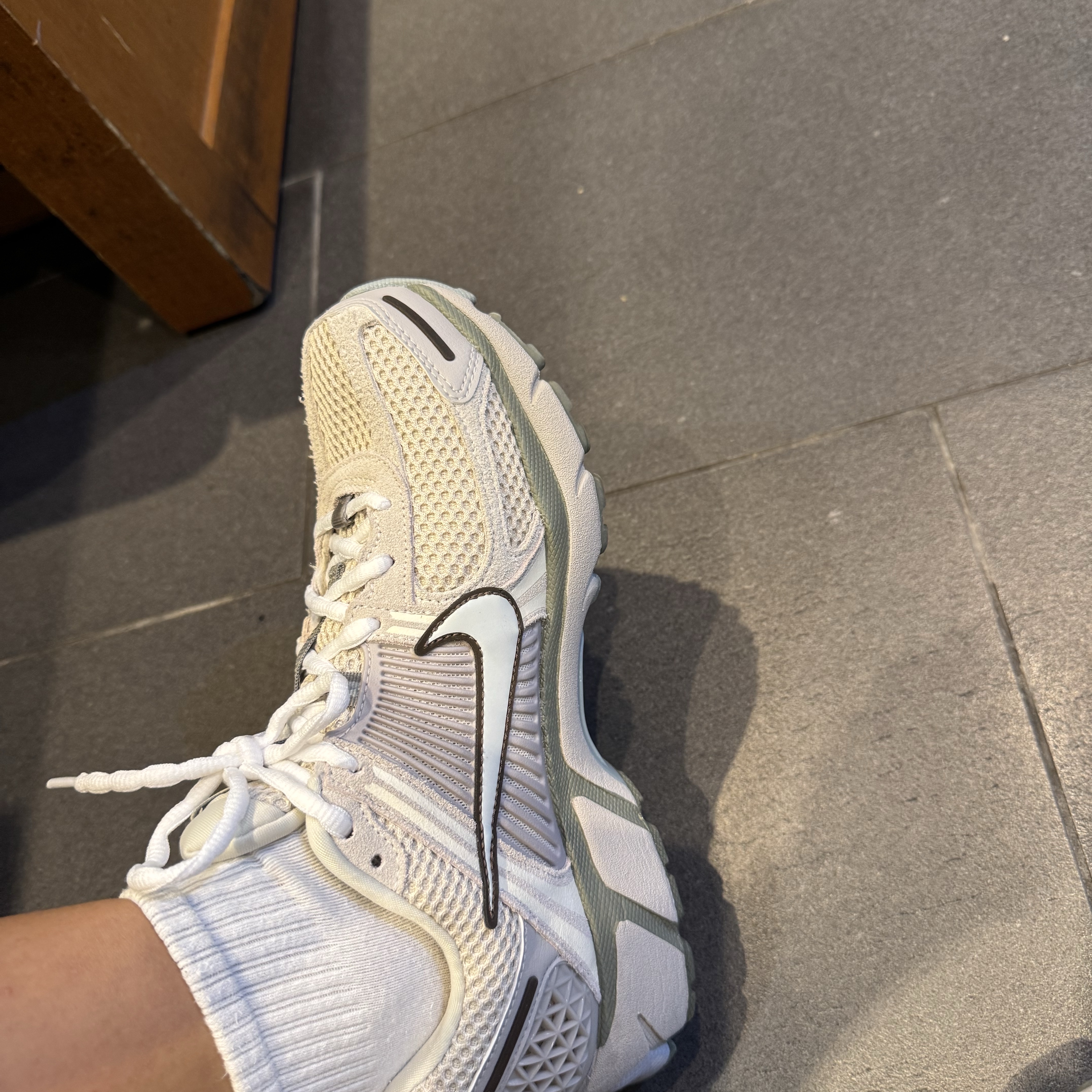 Nike Zoom Vomero 5 SE Light Orewood Brown 착용 스타일 - 2