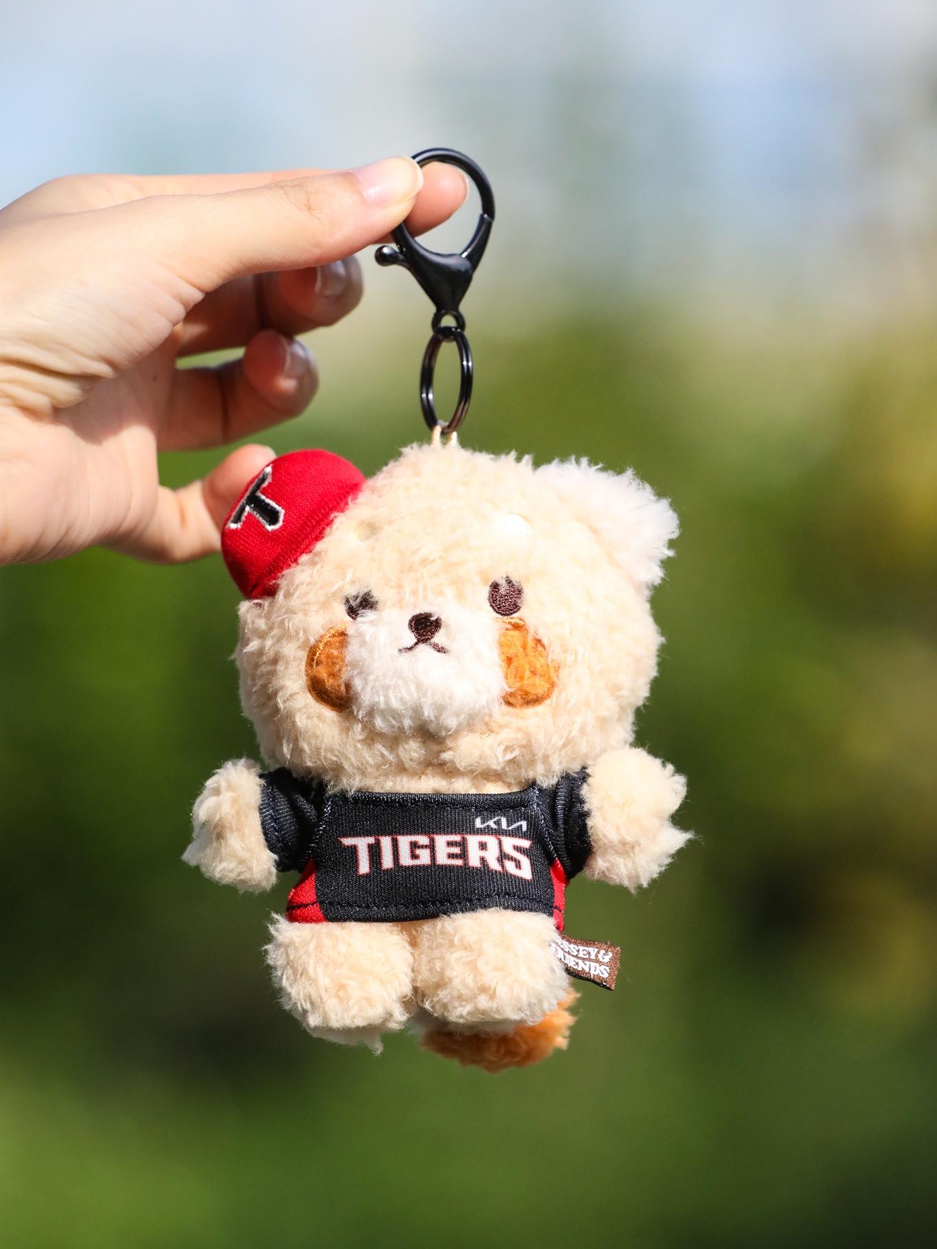 Lessey & Friends x KBO The Strongest Lessey Stuffed Toy Keyring KIA Tigers 착용 스타일 - 1