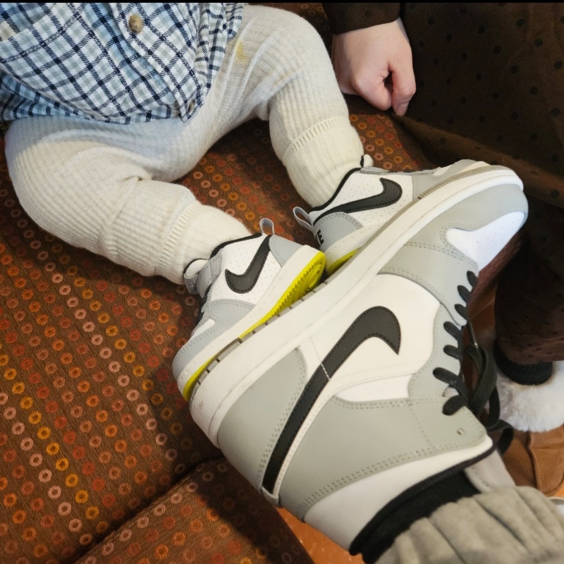(TD) Nike Court Borough Low White Wolf Grey, Jordan 1 Mid Light Smoke Grey 착용 스타일 - 2