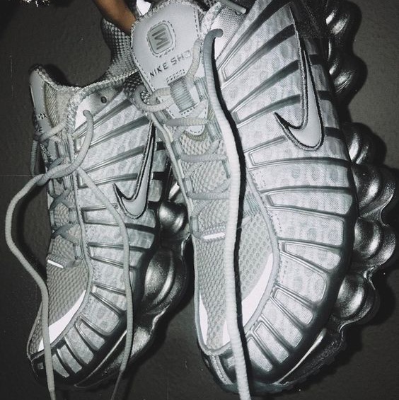 (W) Nike Shox R4 Black, (W) Nike Shox TL Platinum Tint 착용 스타일 - 3
