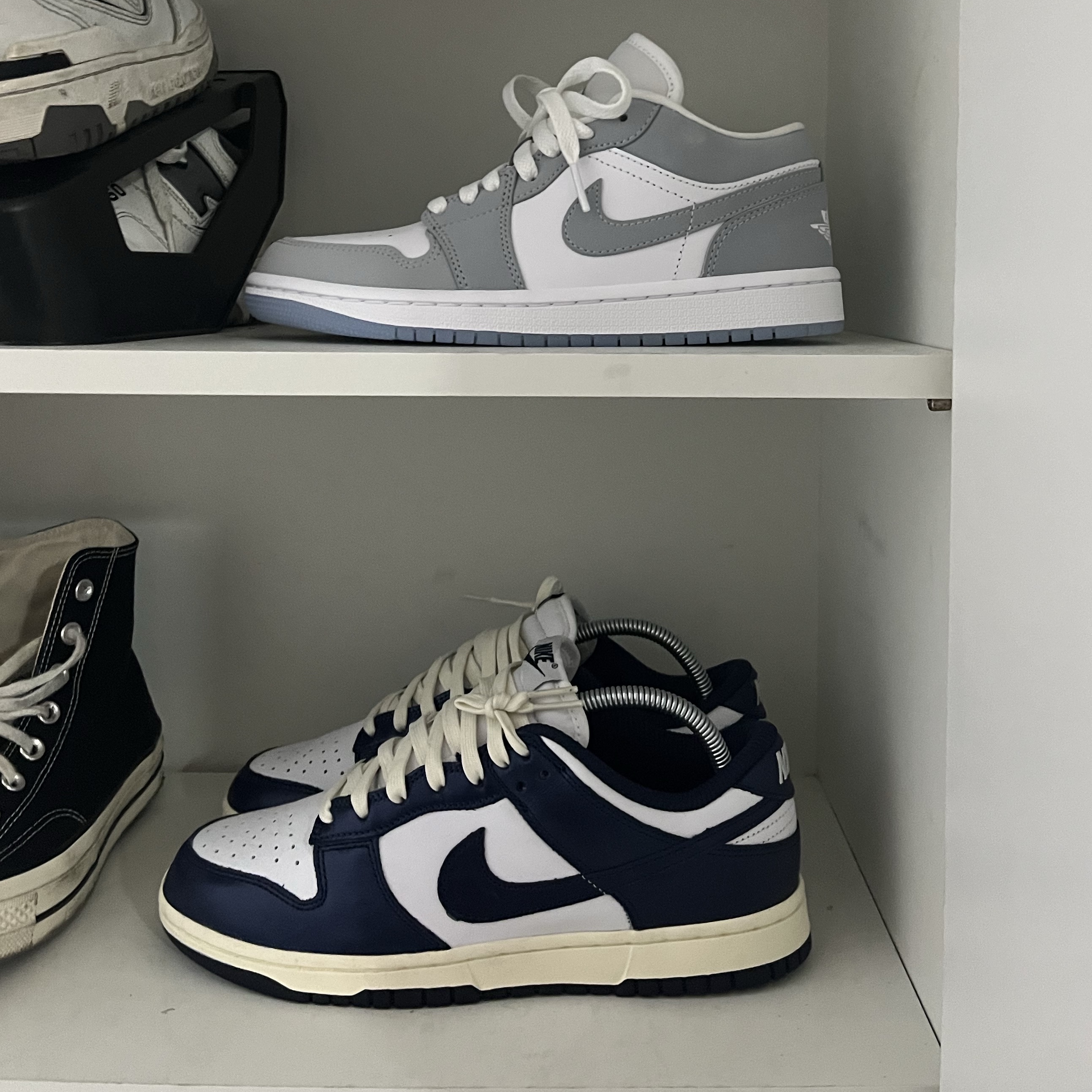 (W) Jordan 1 Low White Wolf Grey, (W) Nike Dunk Low PRM Midnight Navy and White 착용 스타일