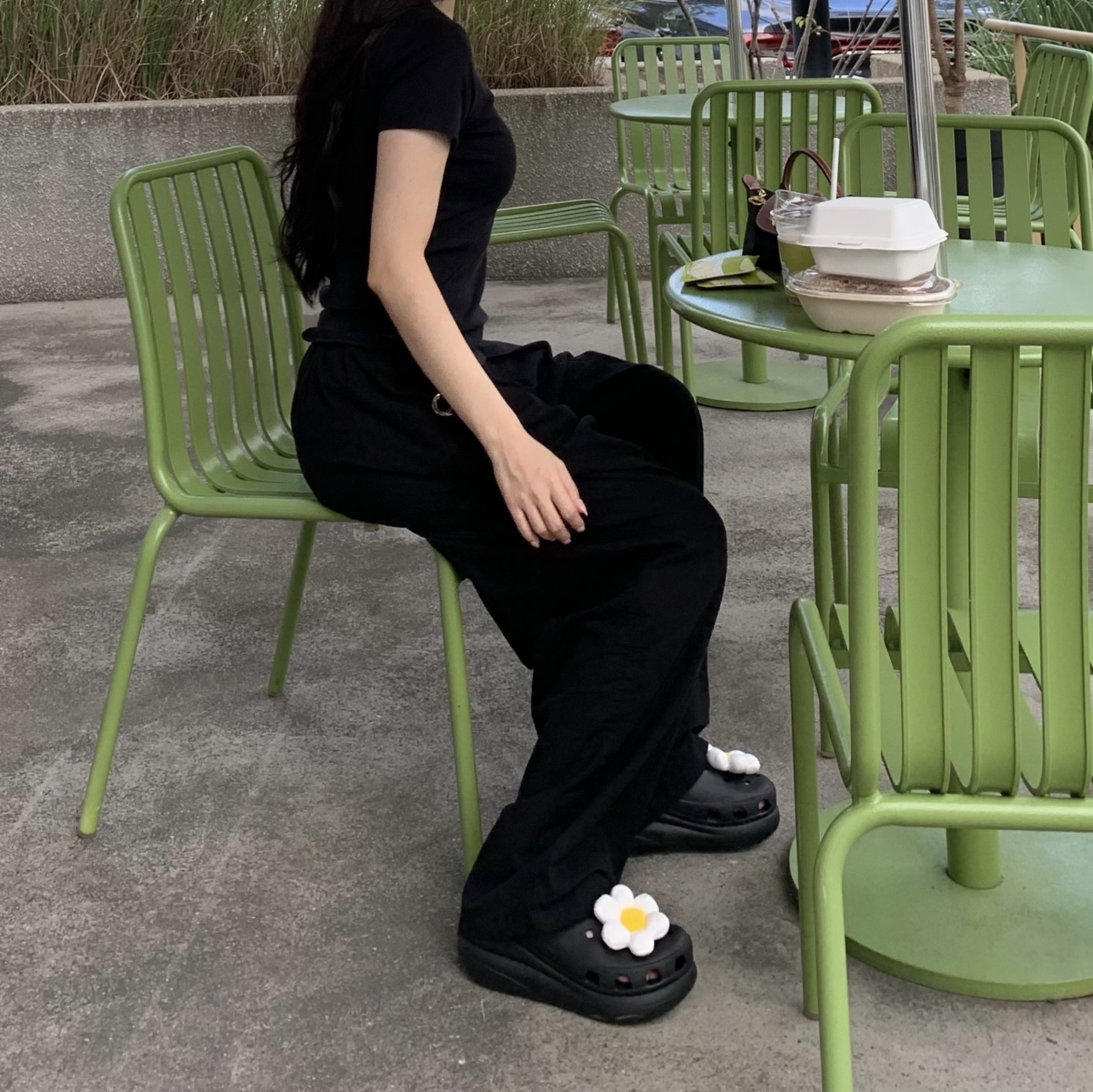 Crocs Classic Crush Clog Black, Longchamp Le Pliage Original Handle Pouch Black 착용 스타일 - 1