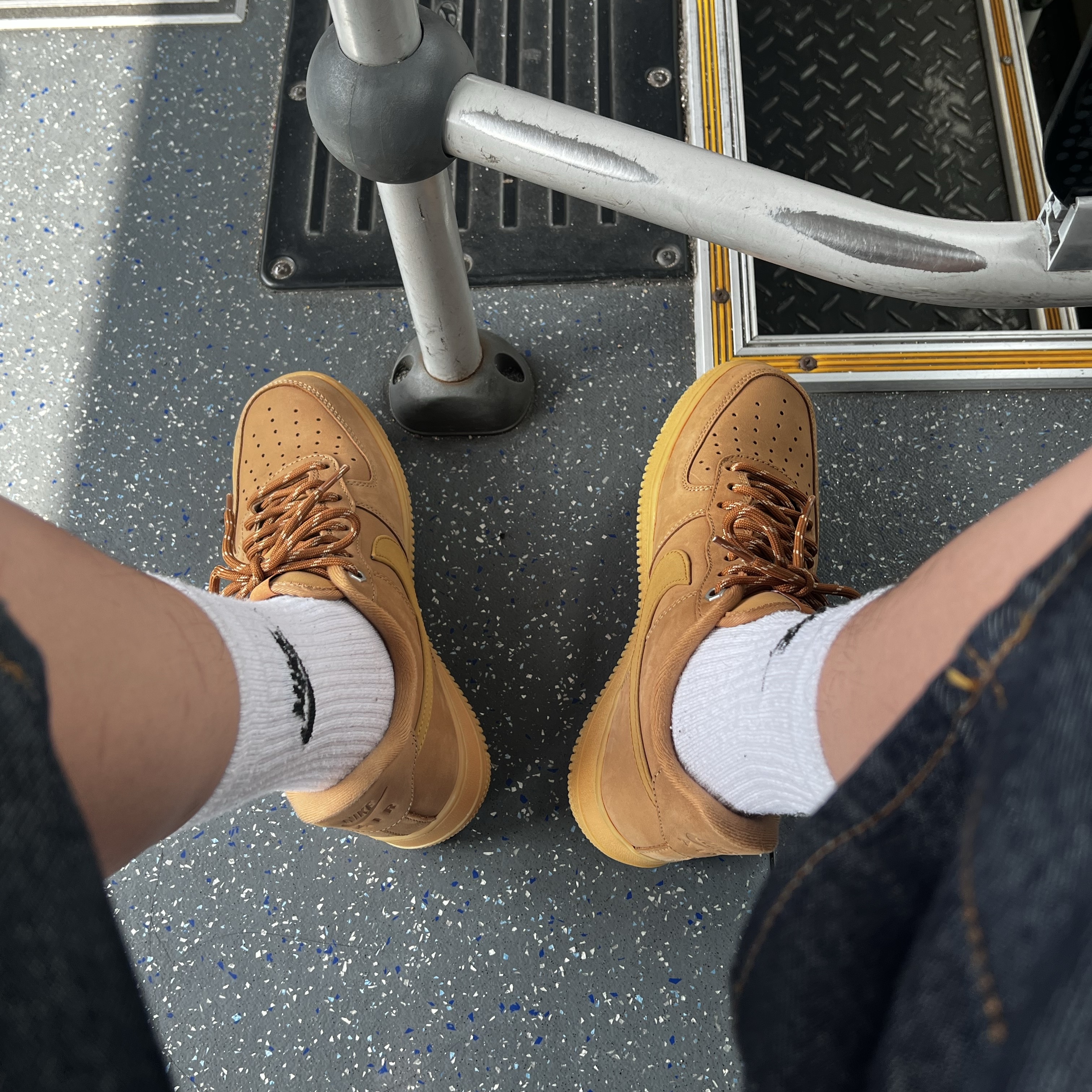 Nike Air Force 1 '07 WB Flax 착용 스타일