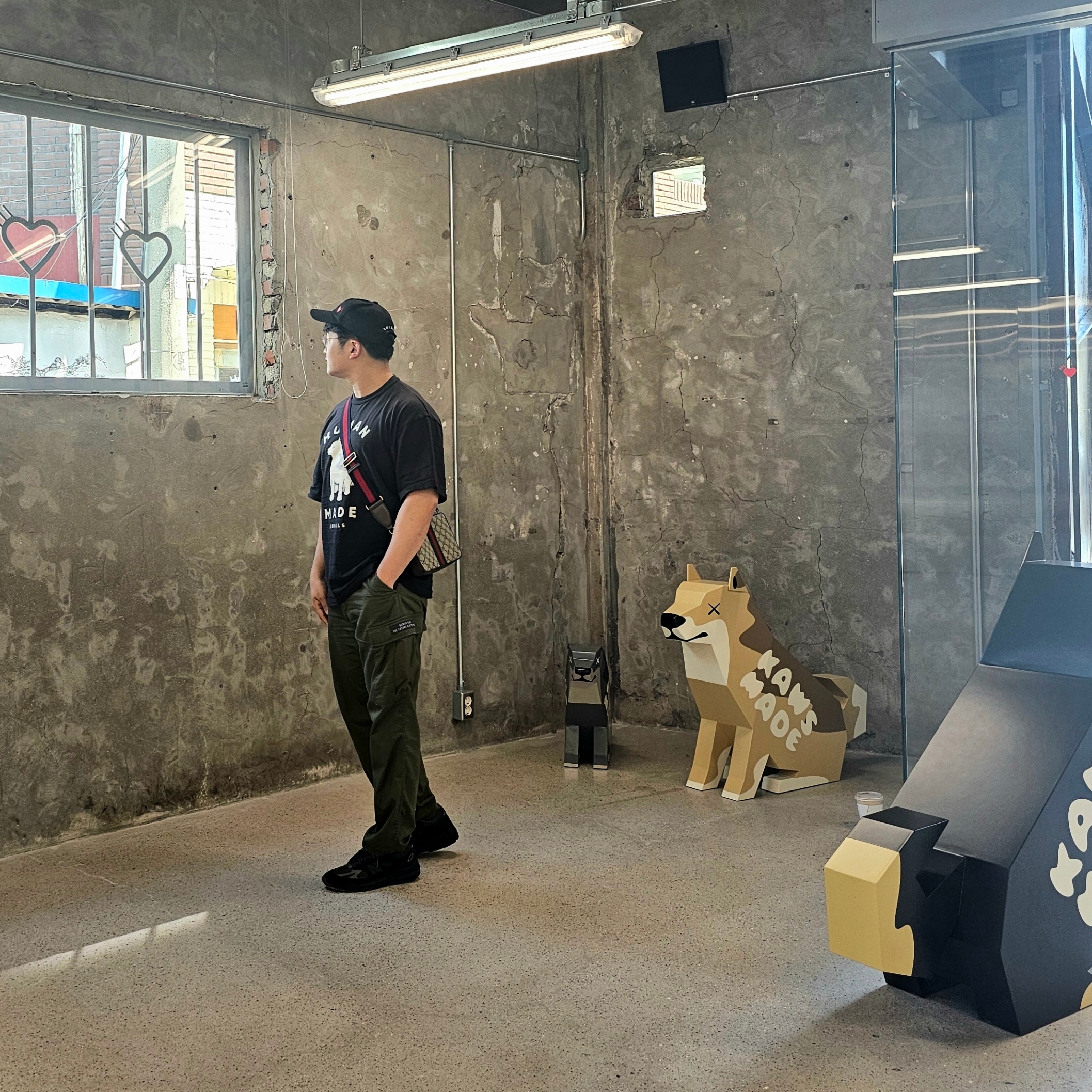 Human Made x Kaws Graphic T-Shirt Black - Seoul Store Exclusive, Human Made Cargo Pants Olive Drab 착용 스타일 - 1