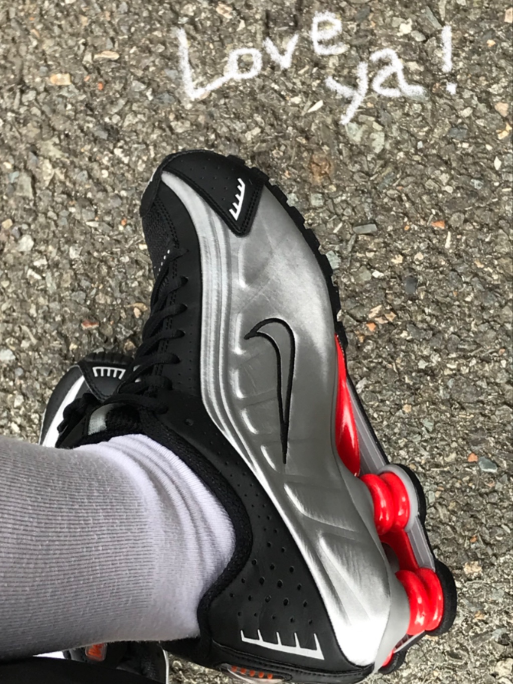 Nike Shox R4 Black and Metallic Silver 착용 스타일