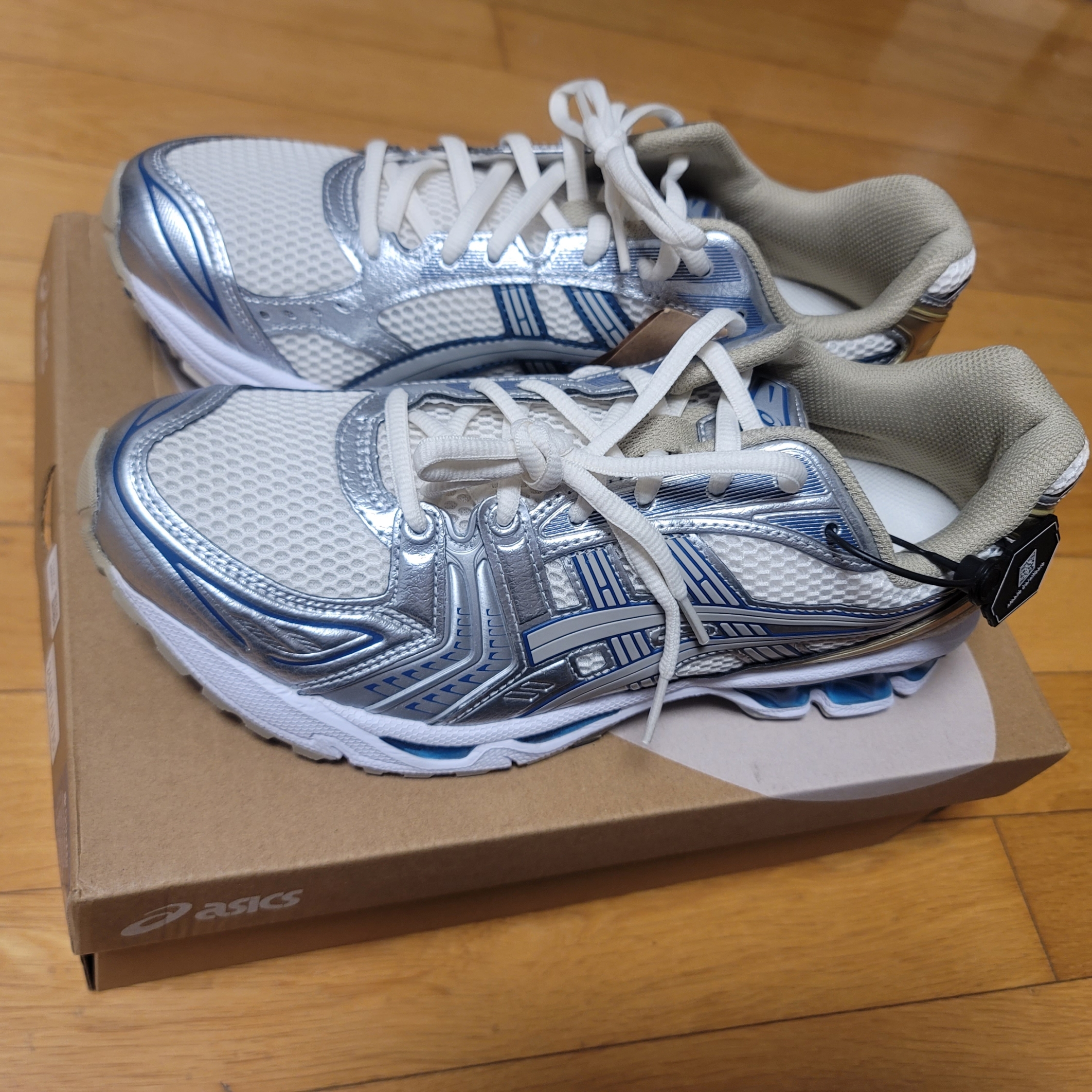 Asics Gel-Kayano 14 Cream Pure Silver 착용 스타일