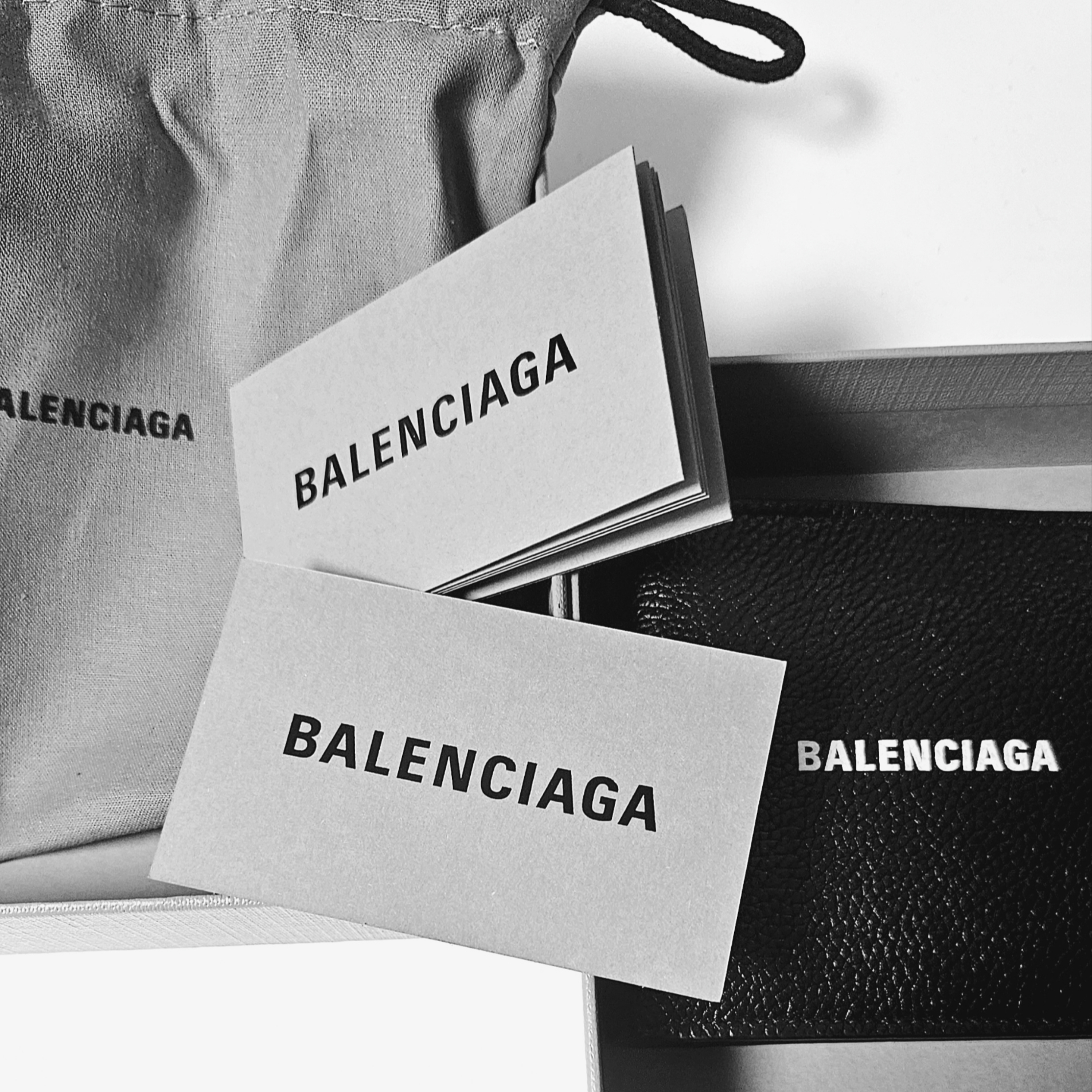 Balenciaga Cash Square Folded Wallet Black 착용 스타일 - 2