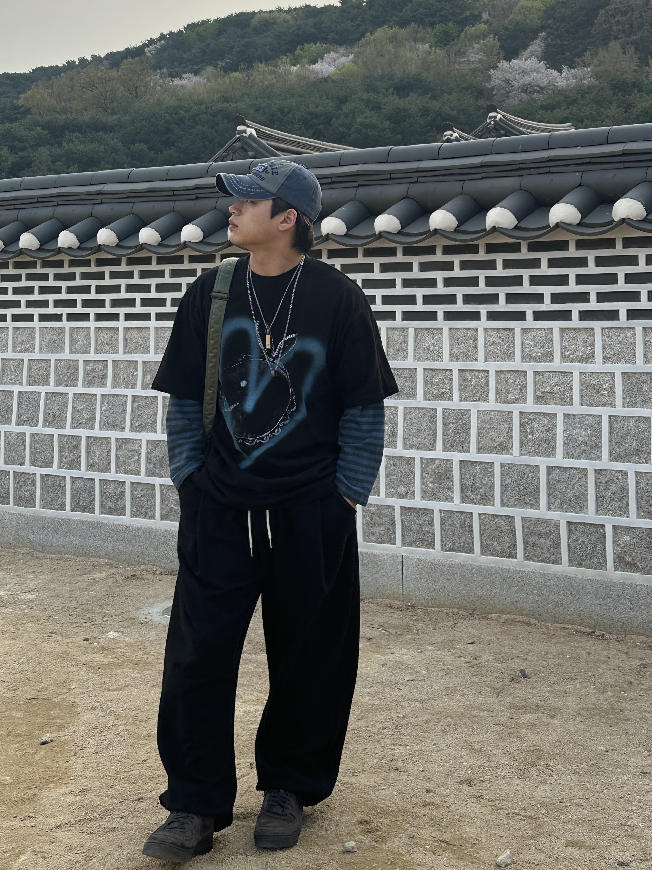 (W) Nike Air Force 1 PRM MF Velvet Brown, Porter Tanker Shoulder Bag L Sage Green 착용 스타일 - 5